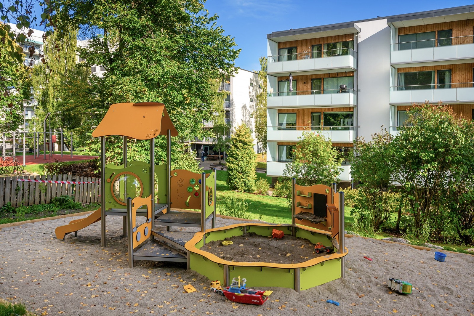 Fellesområdene er tilrettelagt med lekeplass, grøntarealer og sittegrupper som kan benyttes av borettslagets beboere. Galleribilde