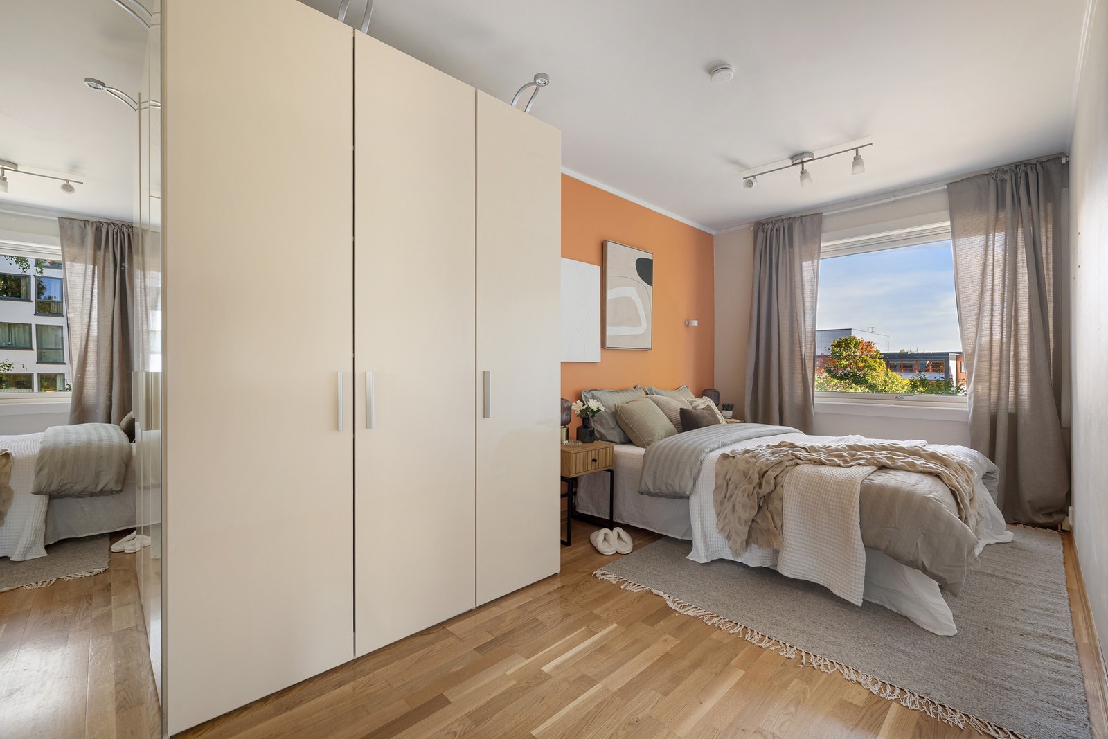 Soverommet ved entréen er av god størrelse og har gode muligheter for møblering med seng, garderobe og annet ønsket møblement. Galleribilde