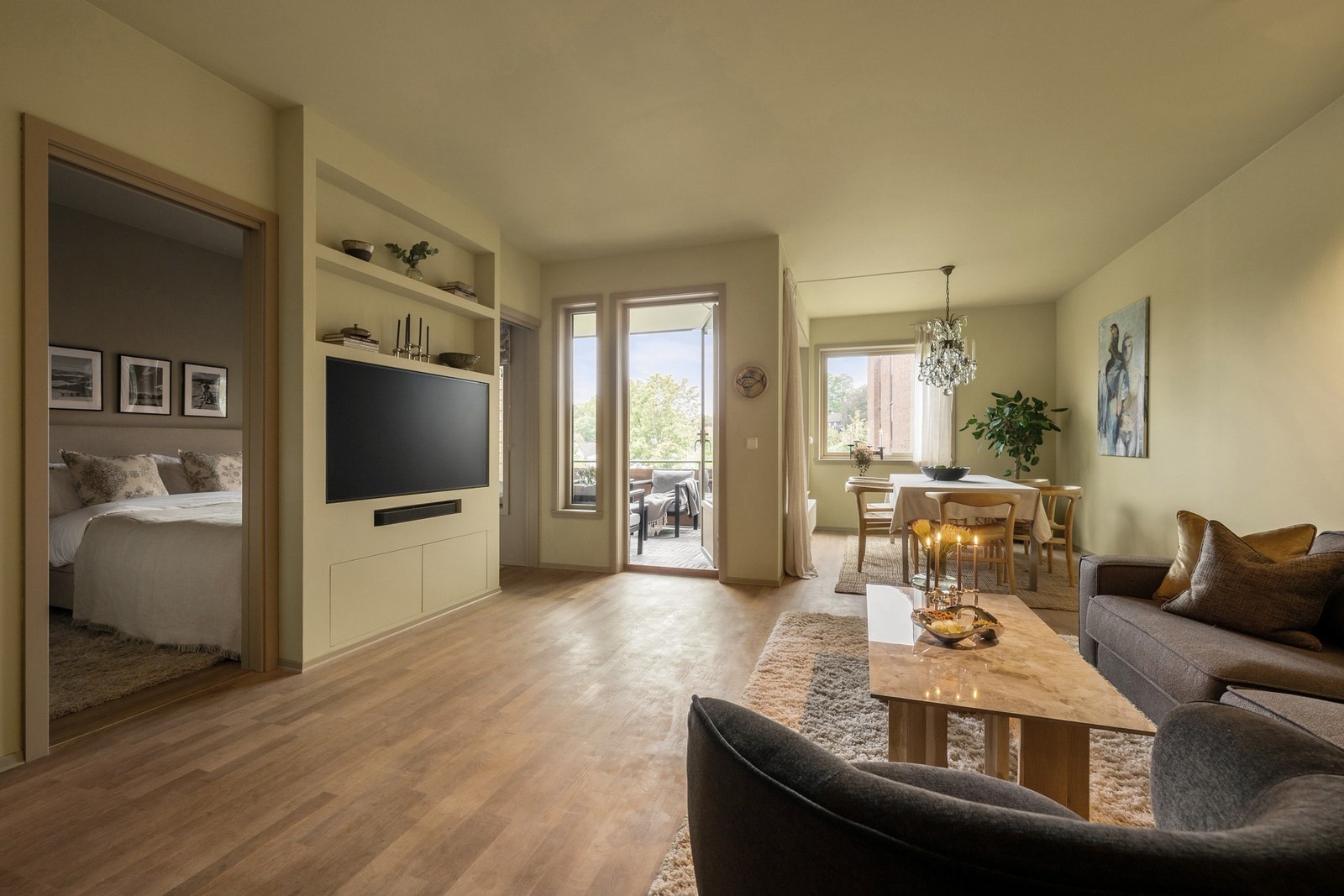 Lys og innbydende stue med god plass til både sofagruppe og spisebord. Galleribilde