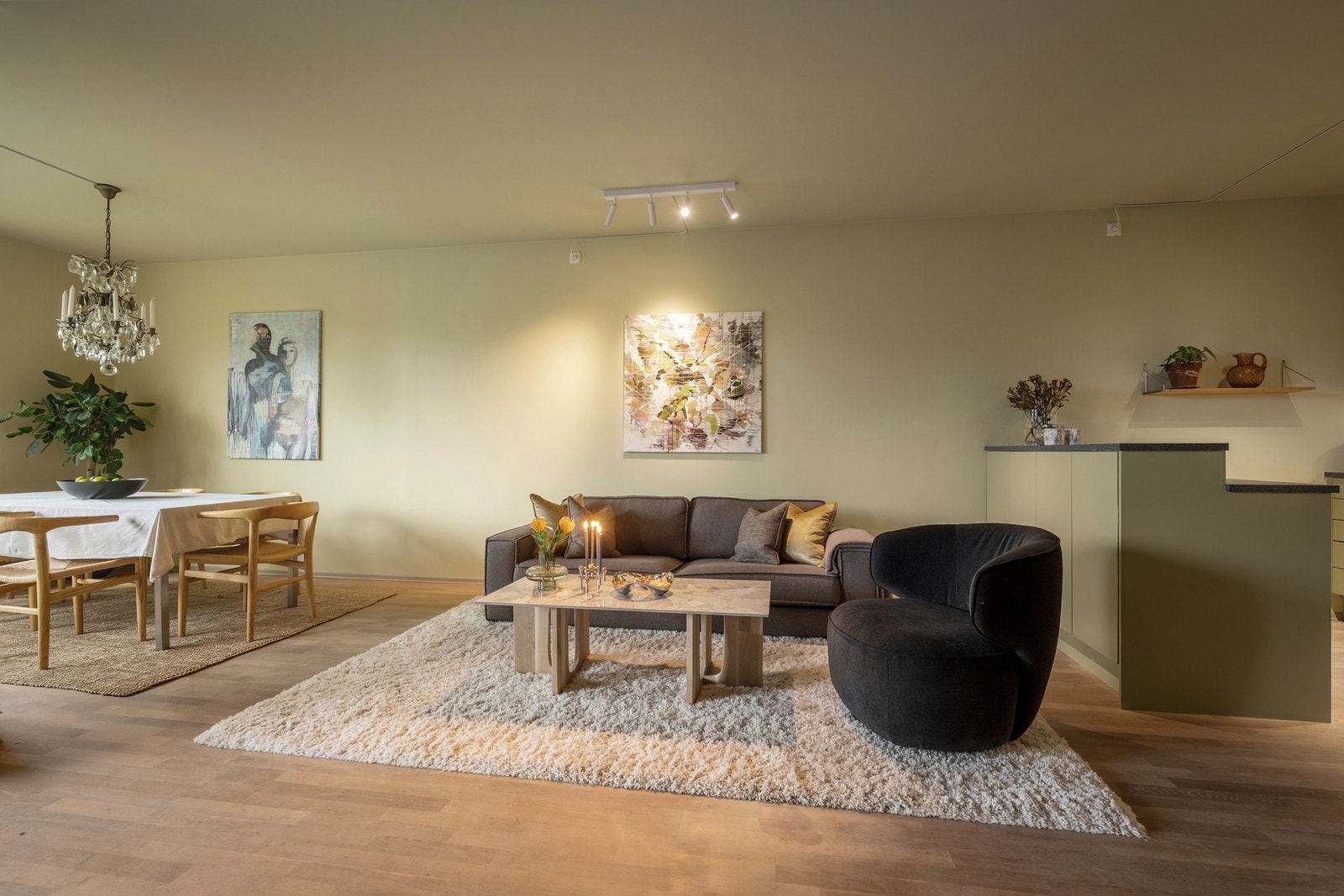 Romslig og harmonisk stue med møbleringsmuligheter for både sofagruppe og spiseplass. Galleribilde