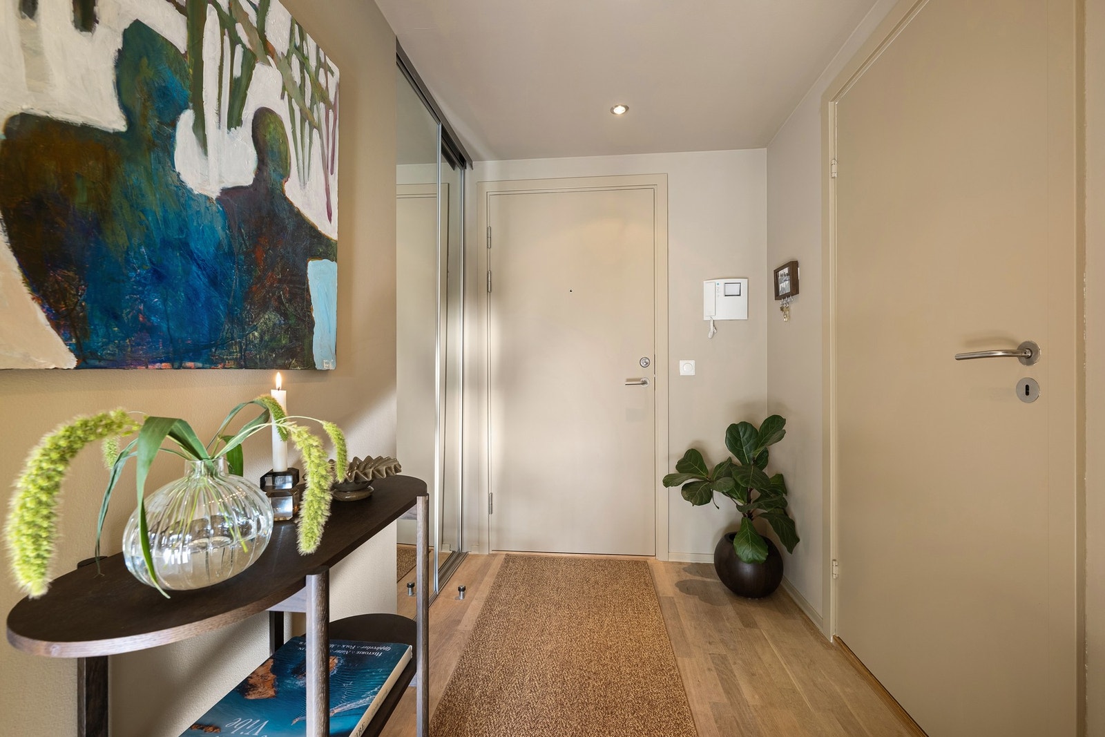 Praktisk entré med plass til yttertøy og oppbevaring bak skyvedørsgarderobe med speil. Galleribilde