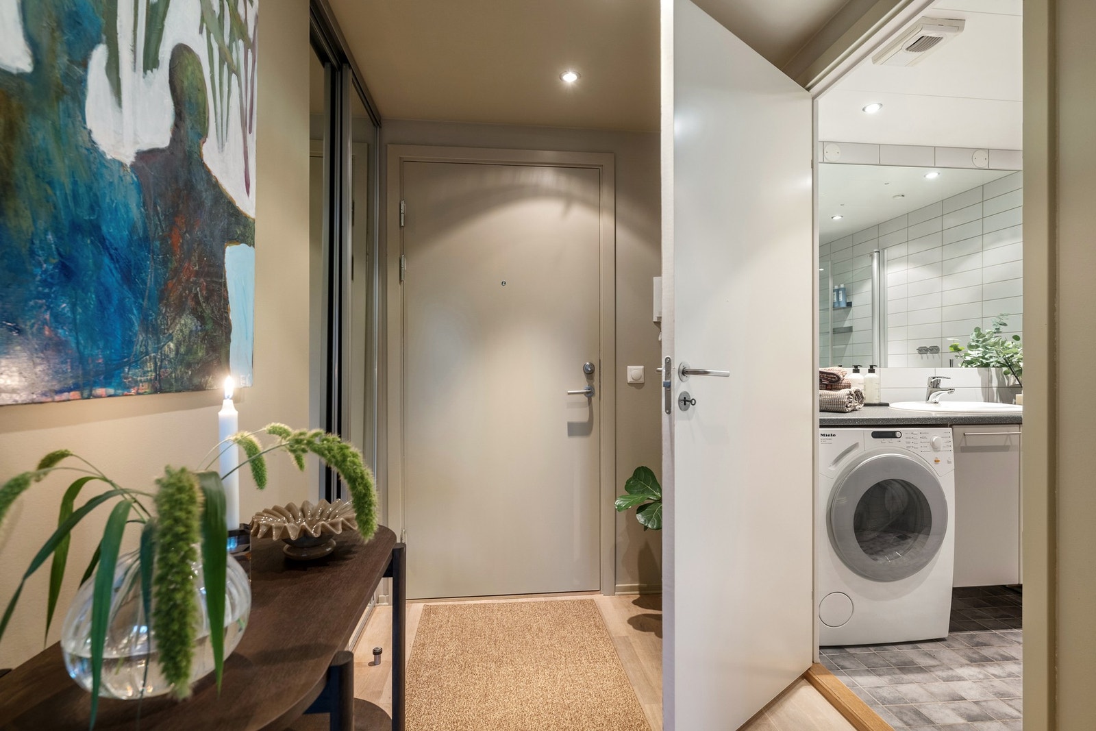 Entreen gir god tilgang til leilighetens øvrige rom, her med dør inn til badet. Galleribilde