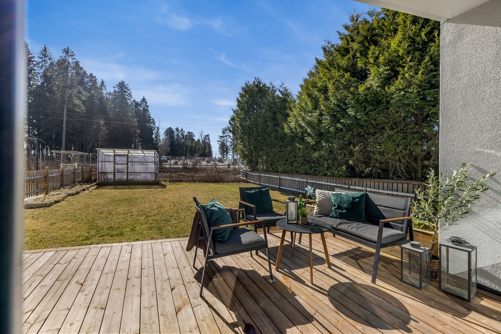 Terrasse og hage med gode lysforhold. Galleribilde