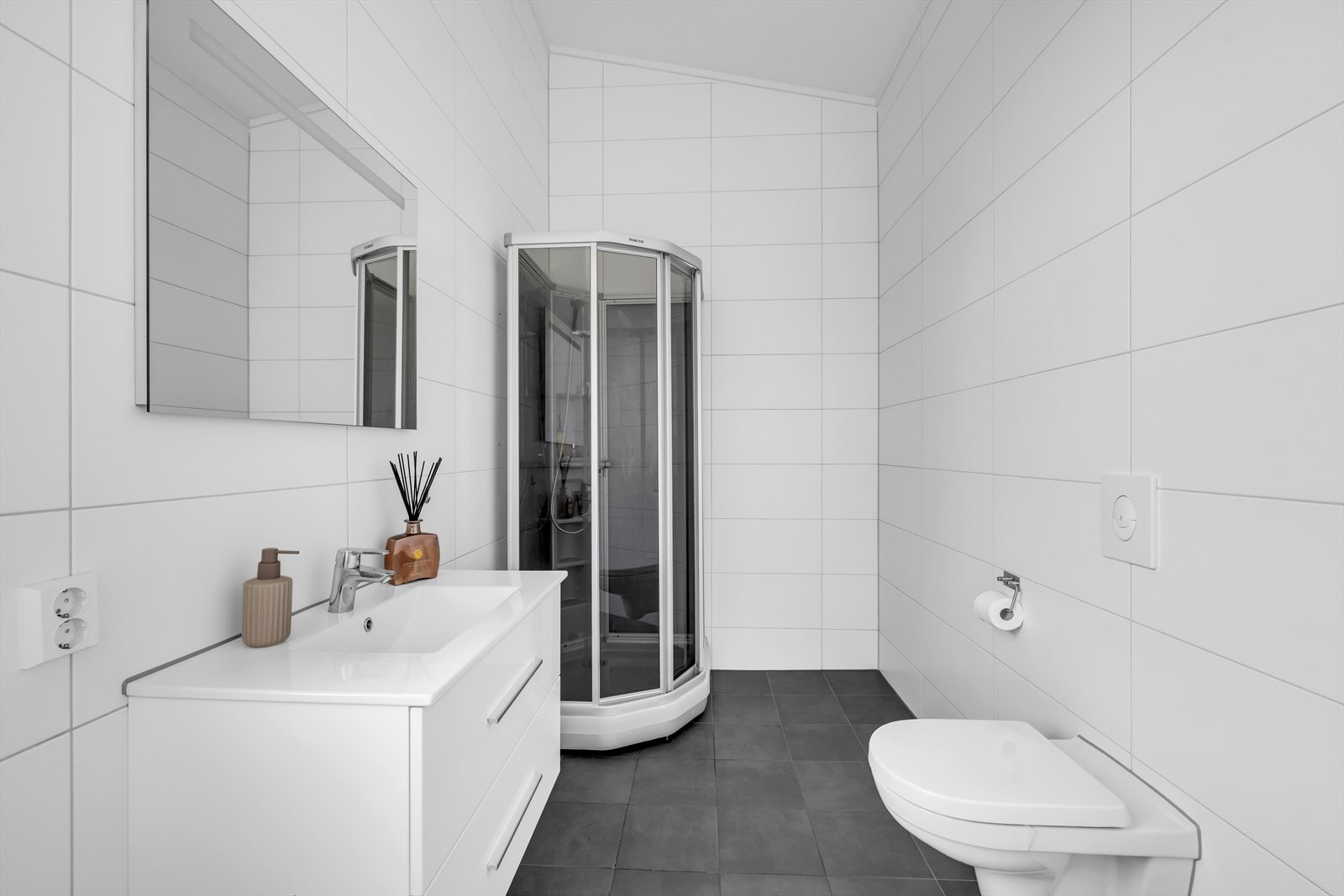 Badet er pent flislagt og har gulvvarme. Galleribilde