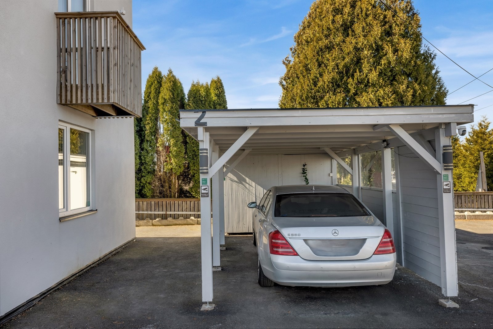 Carport medfølger. Rikelig med gjesteparkering på tomta. Galleribilde
