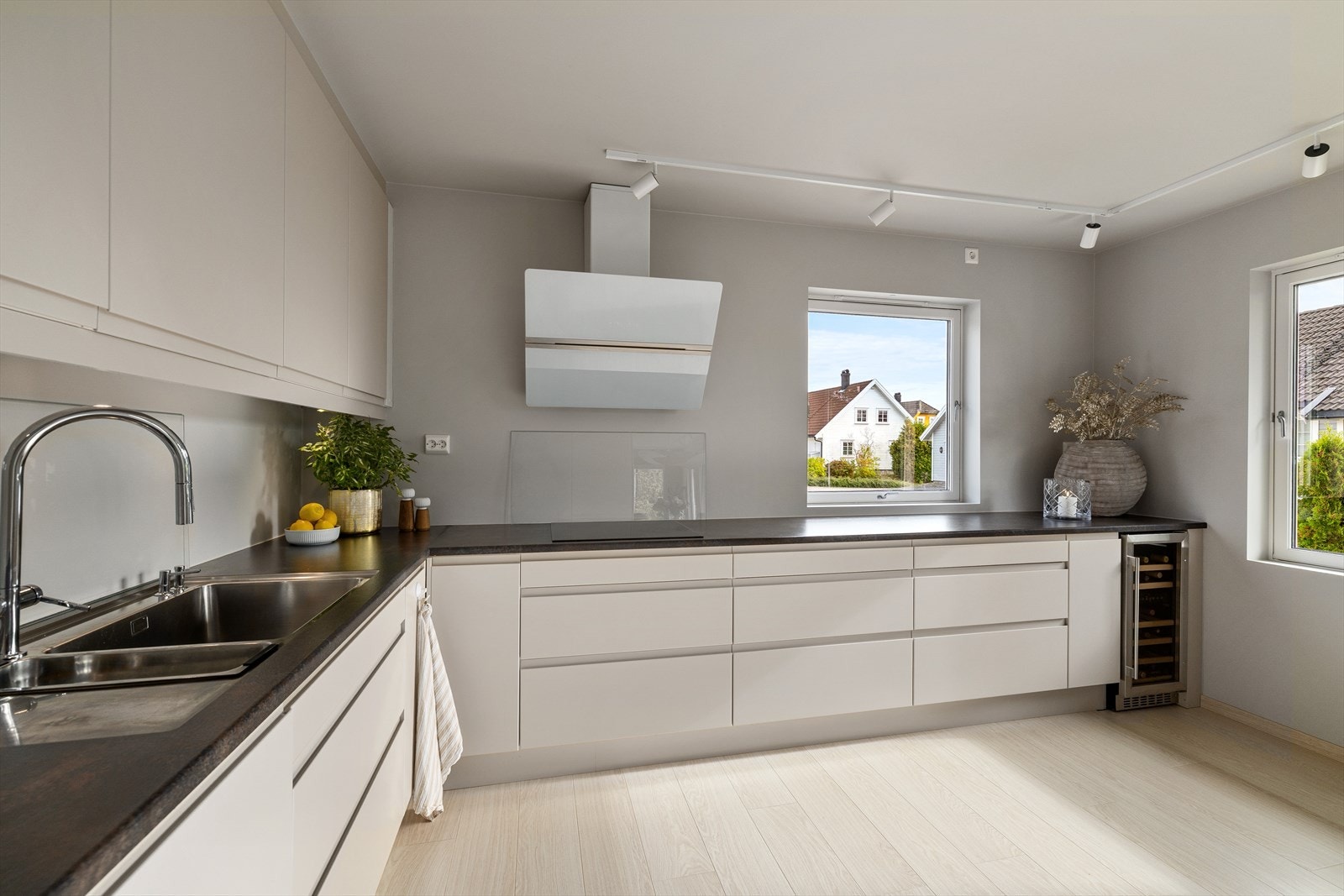 Her er det rikelig med benke- og skapplass, med slette fronter og laminat benkeplate som gir et rent og moderne uttrykk. Galleribilde