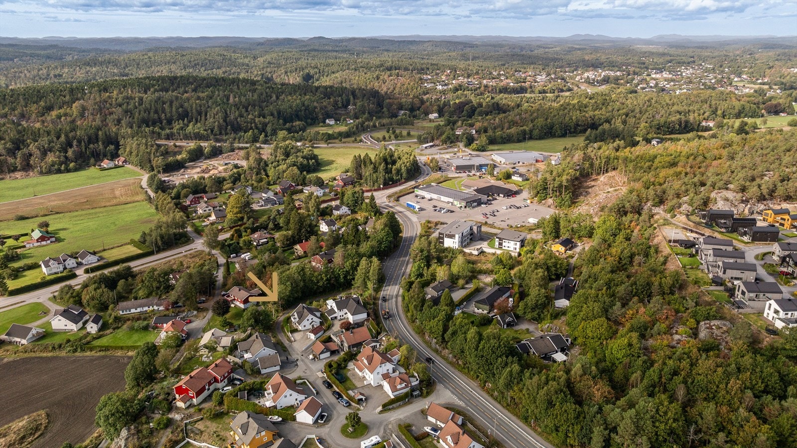 For den som pendler er beliggenheten svært gunstig, med kort avstand til E18 og enkel adkomst til både Grimstad og Arendal sentrum. Treningssenter, frisør, butikker og andre servicetilbud finner man også i umiddelbar nærhet. Galleribilde