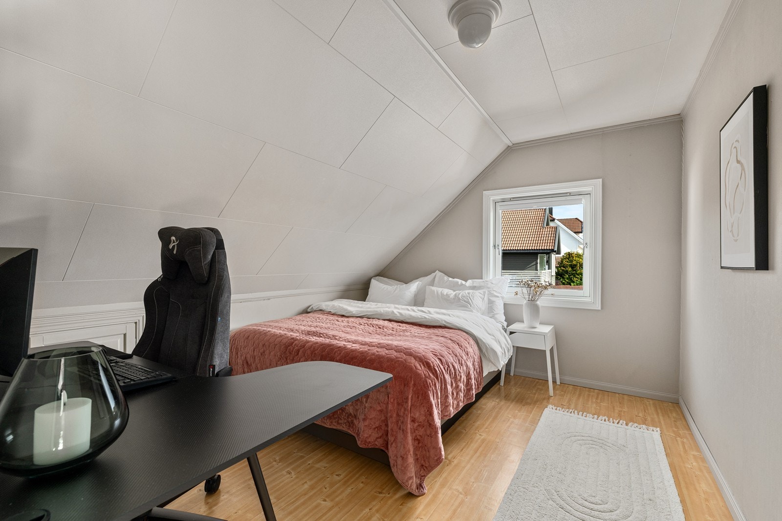Soverom 3 er romslig med plass til både seng, ønsket oppbevaring eller skrivebord som innredet her. Galleribilde