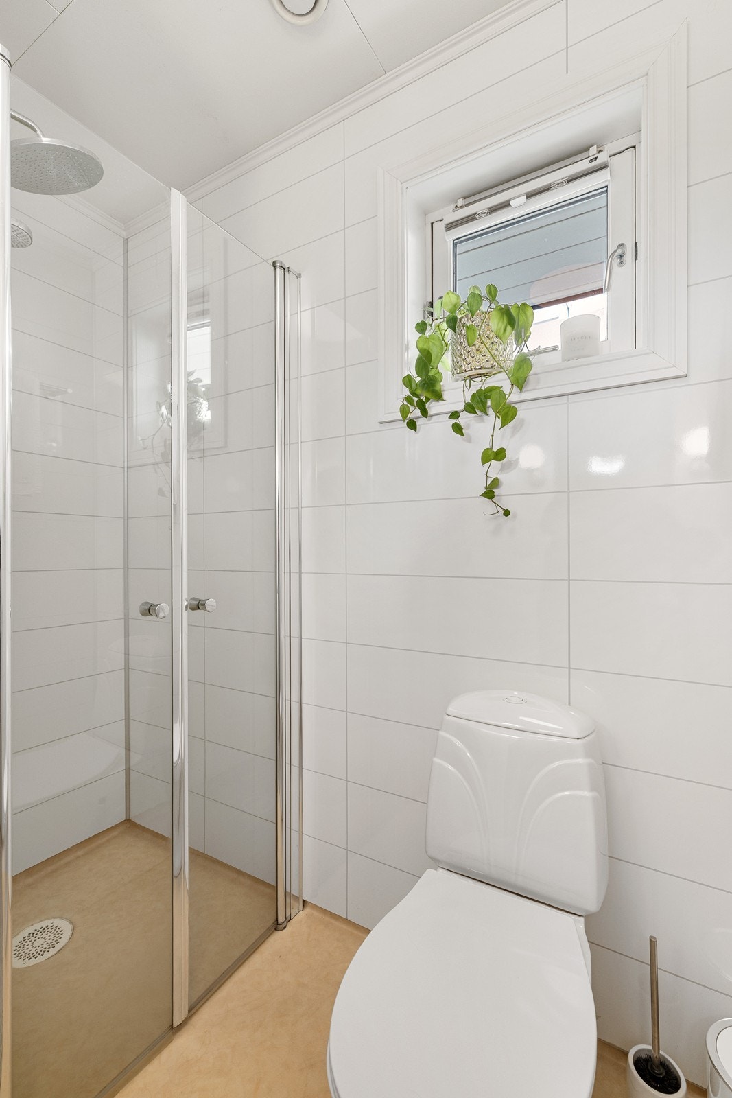 Boligen har hele to bad - praktisk når man er flere i husholdningen, eller når man har gjester på besøk. Galleribilde