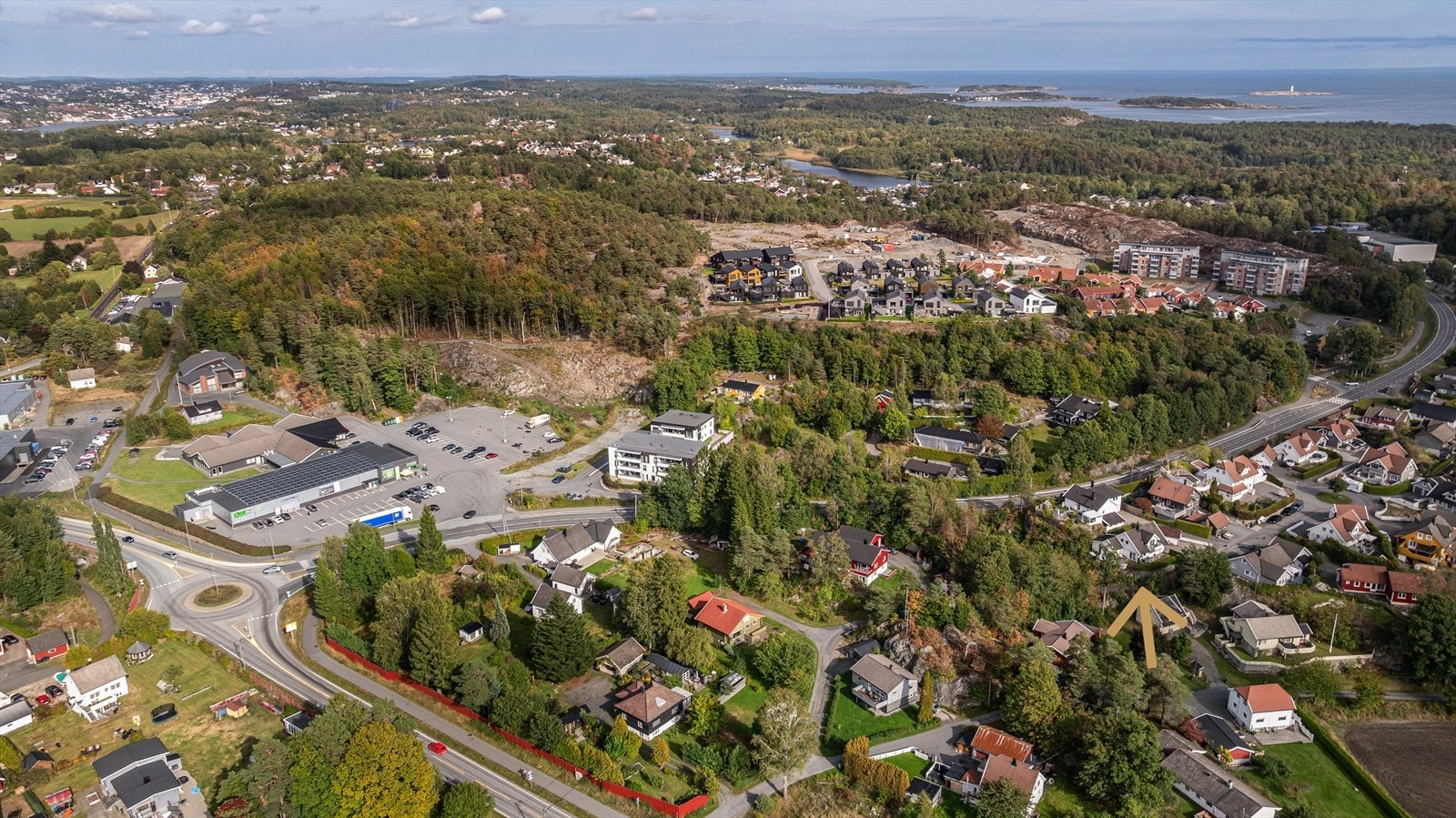 Fra boligen er det kort vei til skole, barnehage og idrettshall - med tradisjonsrike klubber som Øyestad og Strømmen Glimt - samtidig som dagligvarebutikker, servicetilbud og flotte turmuligheter er lett tilgjengelig. Galleribilde