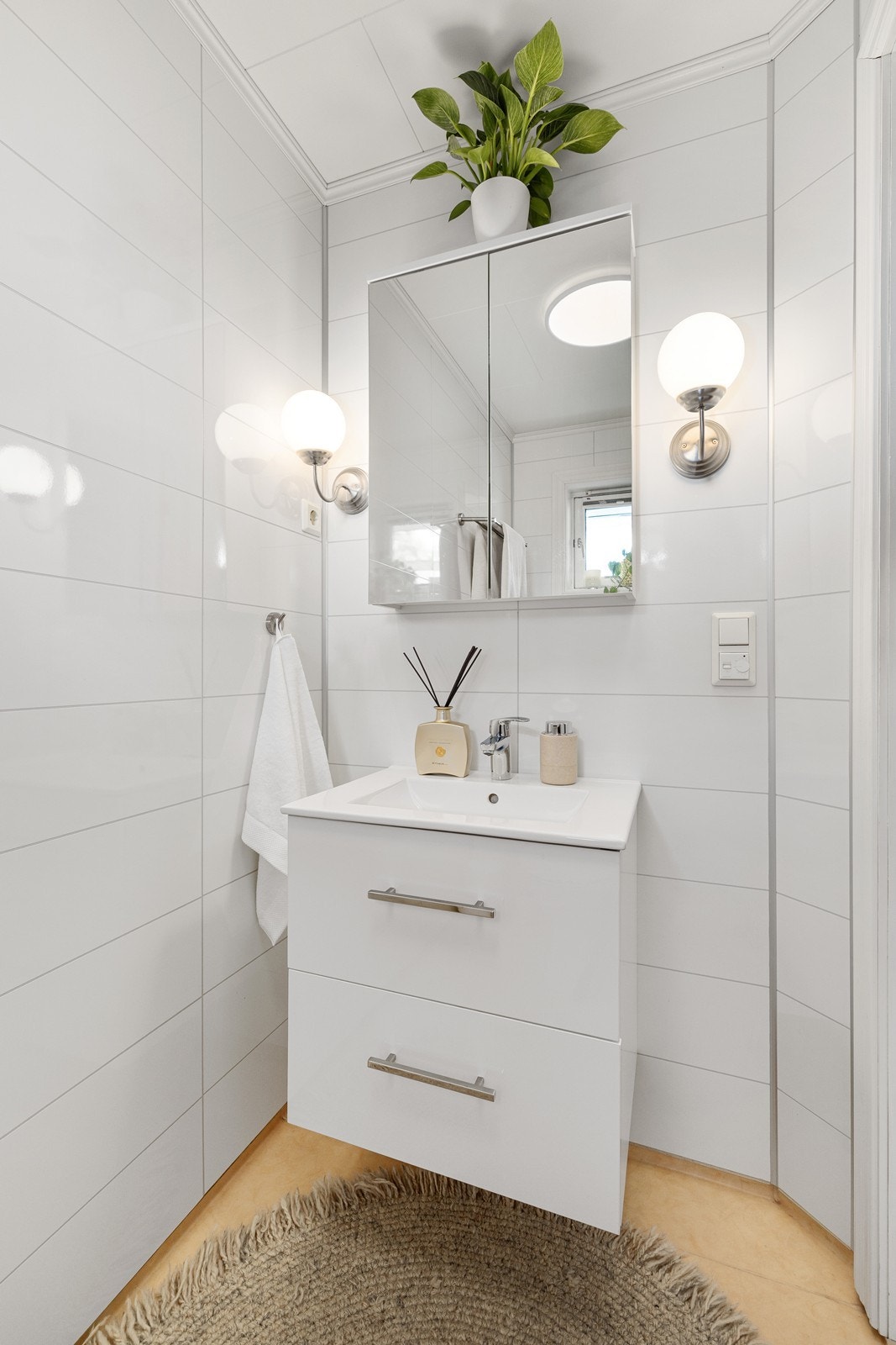 Badet er praktisk innredet med vask, klosett og dusjnisje. Galleribilde