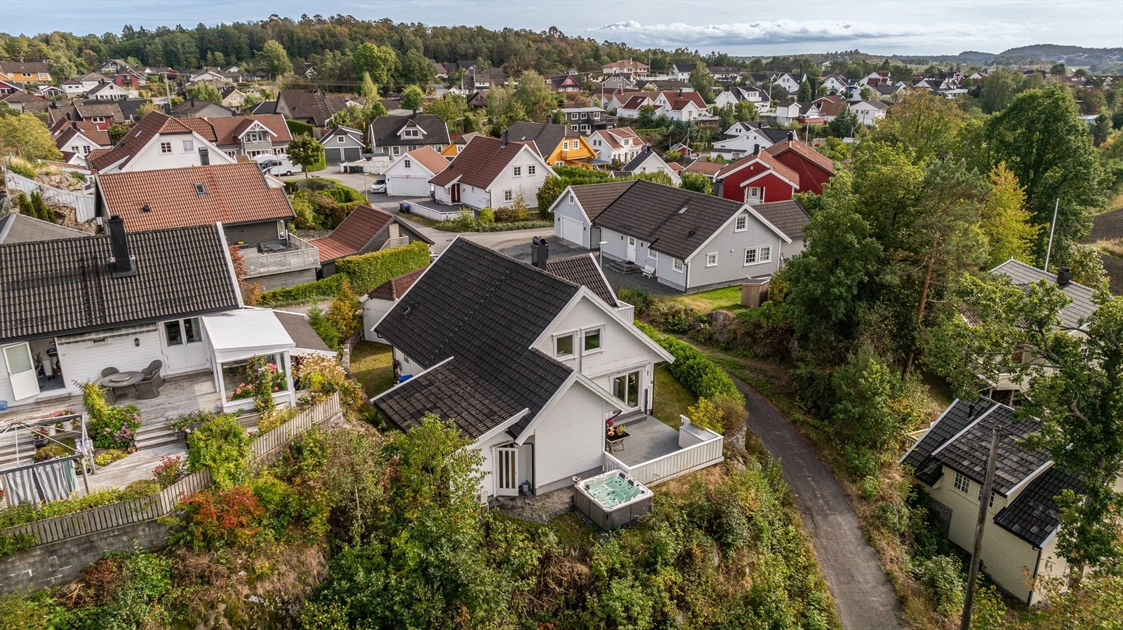 Eiendommen ligger attraktivt til på Nedenes i et rolig og etablert boligområde. Beliggenheten i blindvei gir lite trafikk og trygge omgivelser for barn. Galleribilde