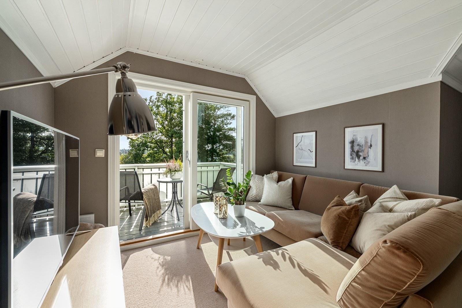 På loftsstuen man trekke seg tilbake for en rolig stund, eller innrede rommet som en egen sone for ungdommer i huset - god plass til både sofa, TV-krok og lekselesing gir stor fleksibilitet. Galleribilde