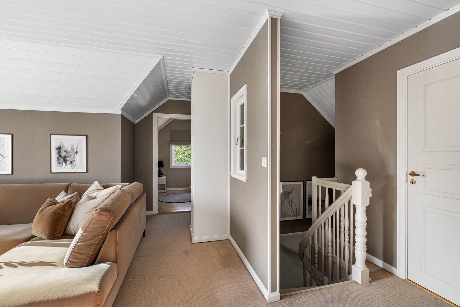 2.etasje byr på 3 soverom, lofsstue, bad, bod og veranda. Galleribilde