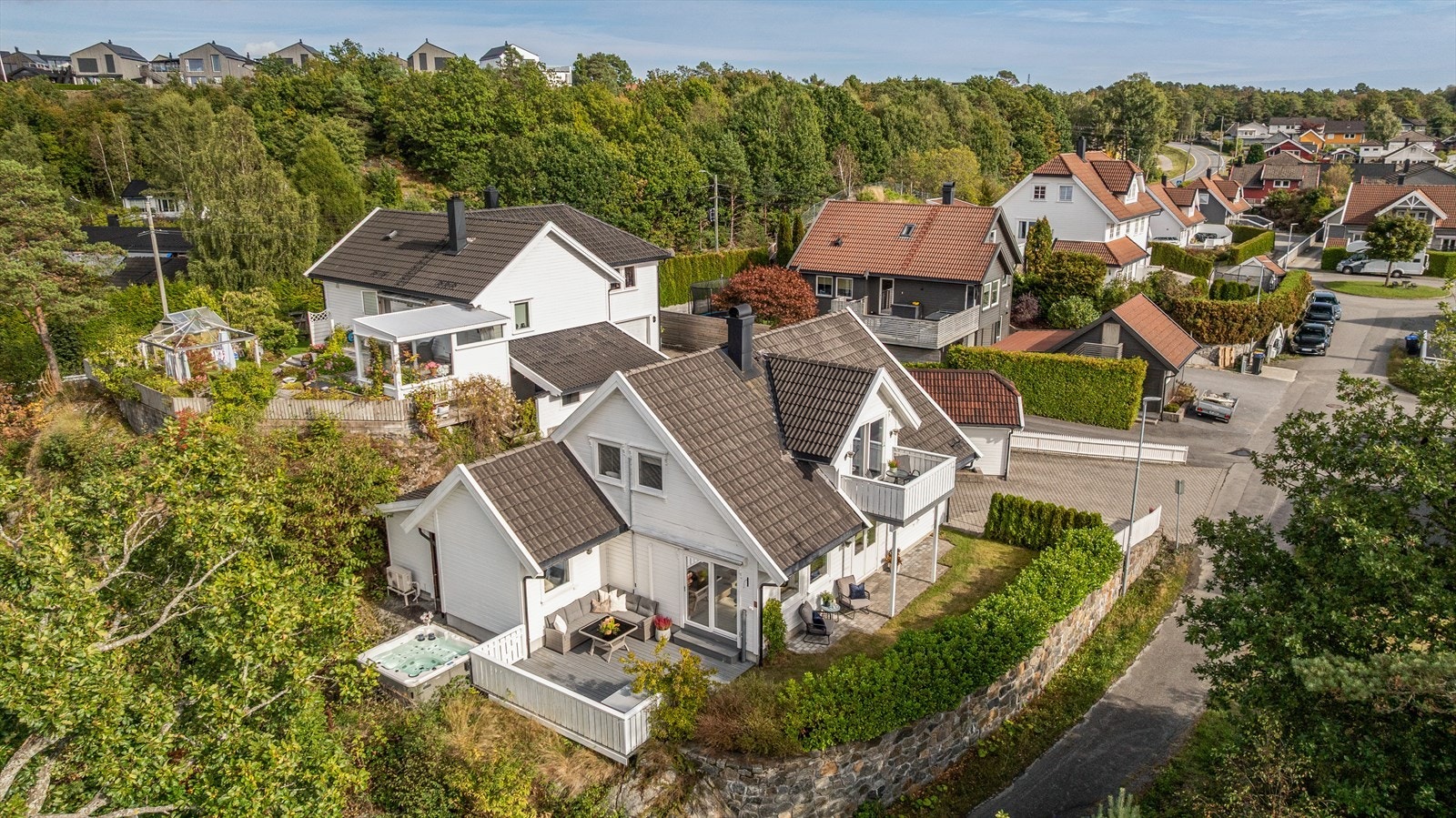 Attraktiv beliggenhet med trygg gangvei til skole, idrettshall og butikker, samt kort vei til E18, båthavn og fantastiske turområder i nærområde. Galleribilde