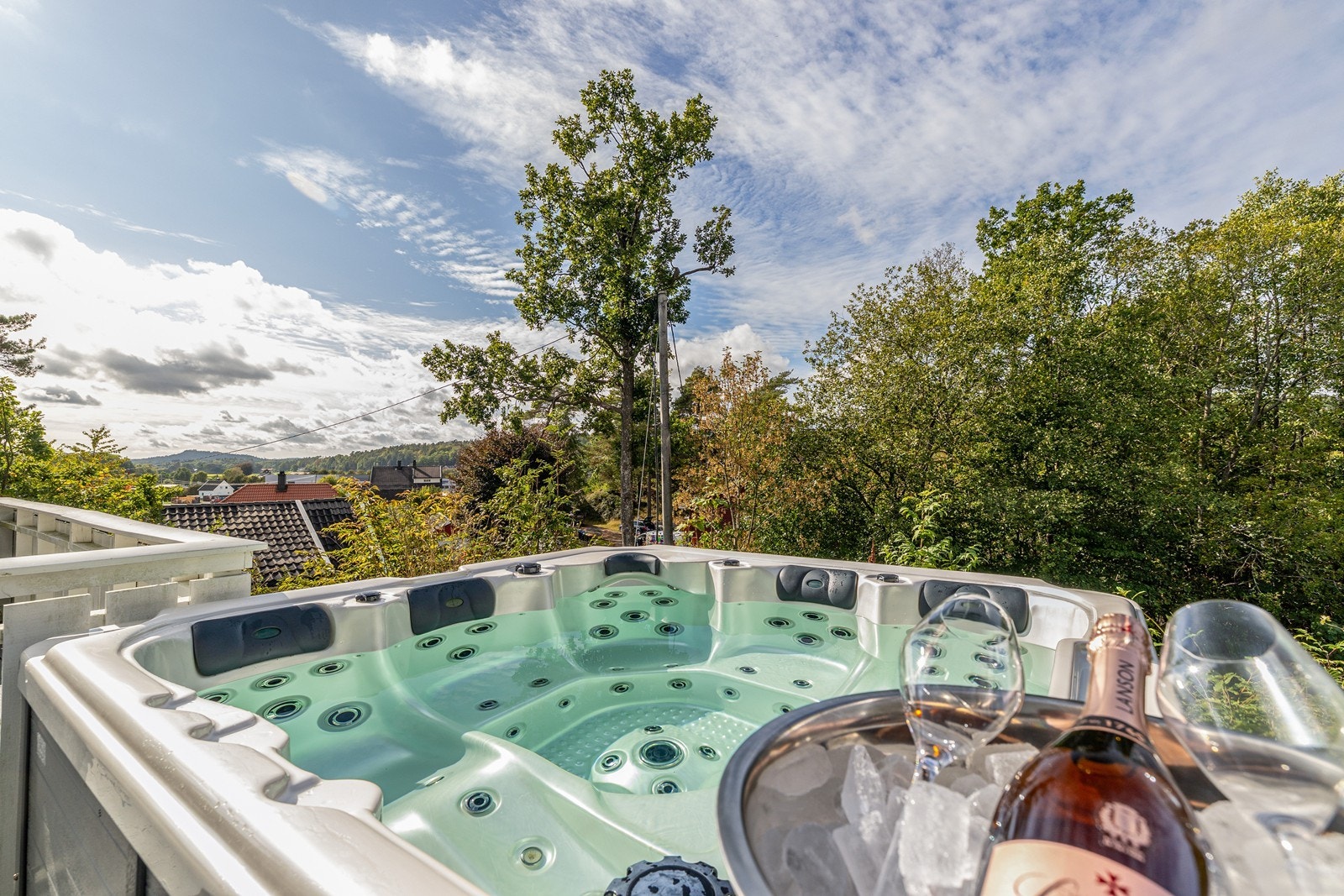 Her kan man koble helt av - egen jacuzzi innbyr til avslapning og gir gode stunder hele året. Galleribilde