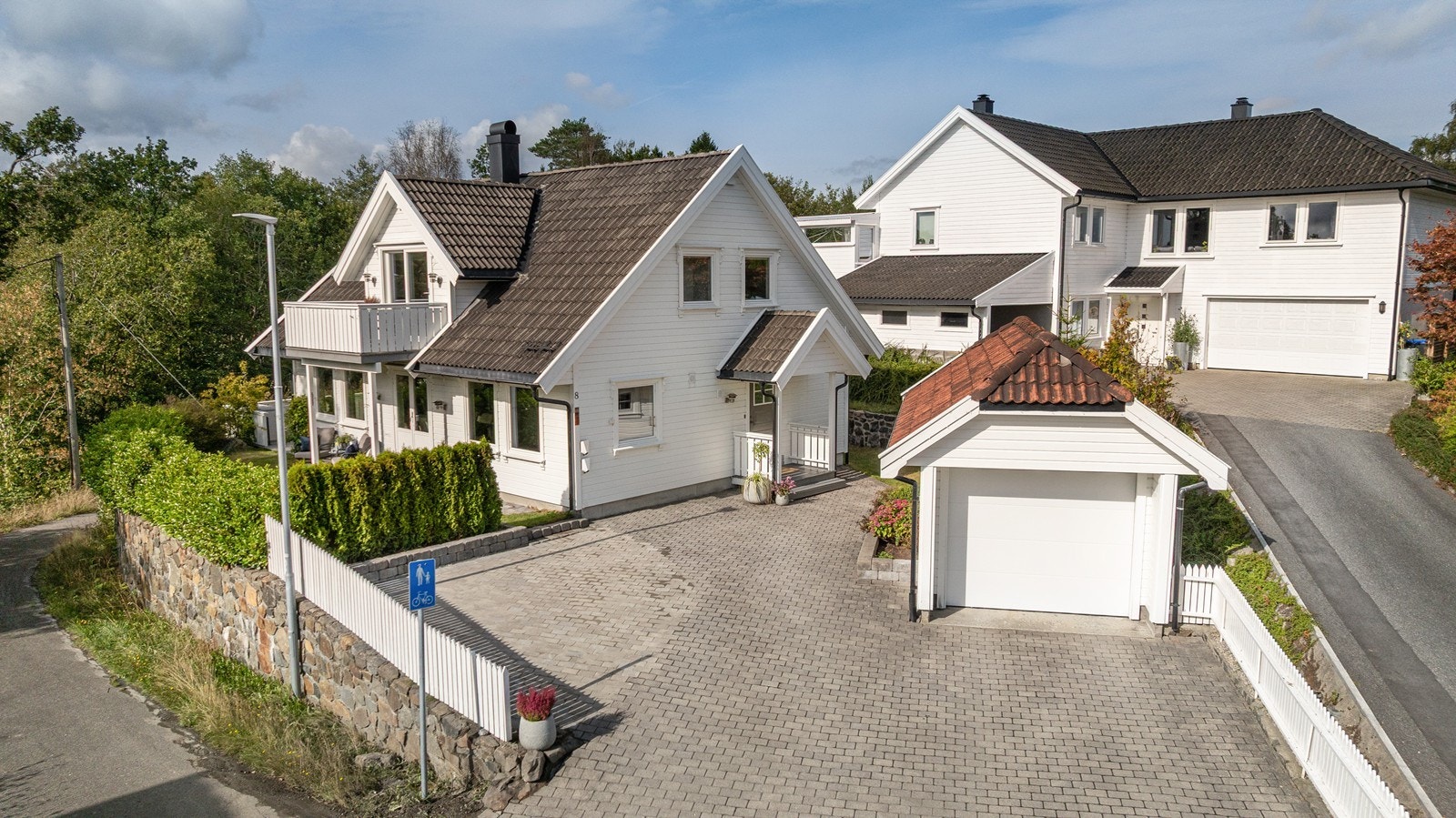 Tomten oppleves privat og usjenert, med uteplasser man kan flytte seg etter sol og vind - her er det bla. hage, bakhage med jacuzzi, terrasse fra stuen og veranda fra loftsstue. Galleribilde