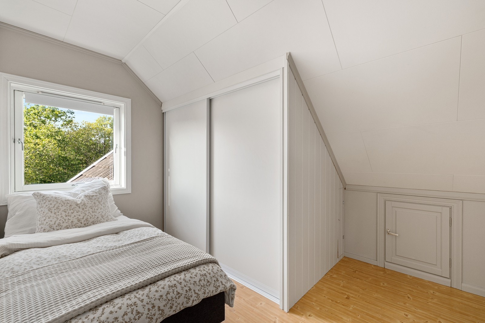 Soverom 4 innredet med seng og har plassbygd skyvedørsgarderobe. Rommet er fleksibelt og kan også benyttes som hjemmekontor, hobbyrom eller gjesterom etter behov. Galleribilde
