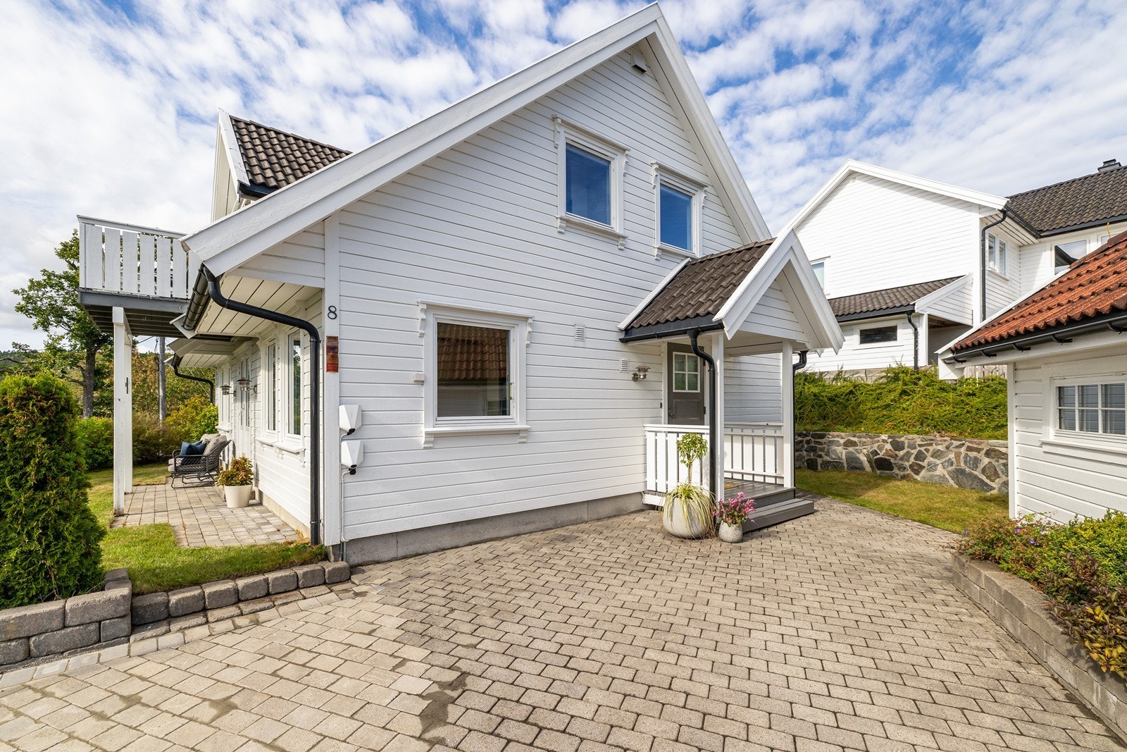 Boligen har to elbilladere montert på husveggen. Galleribilde