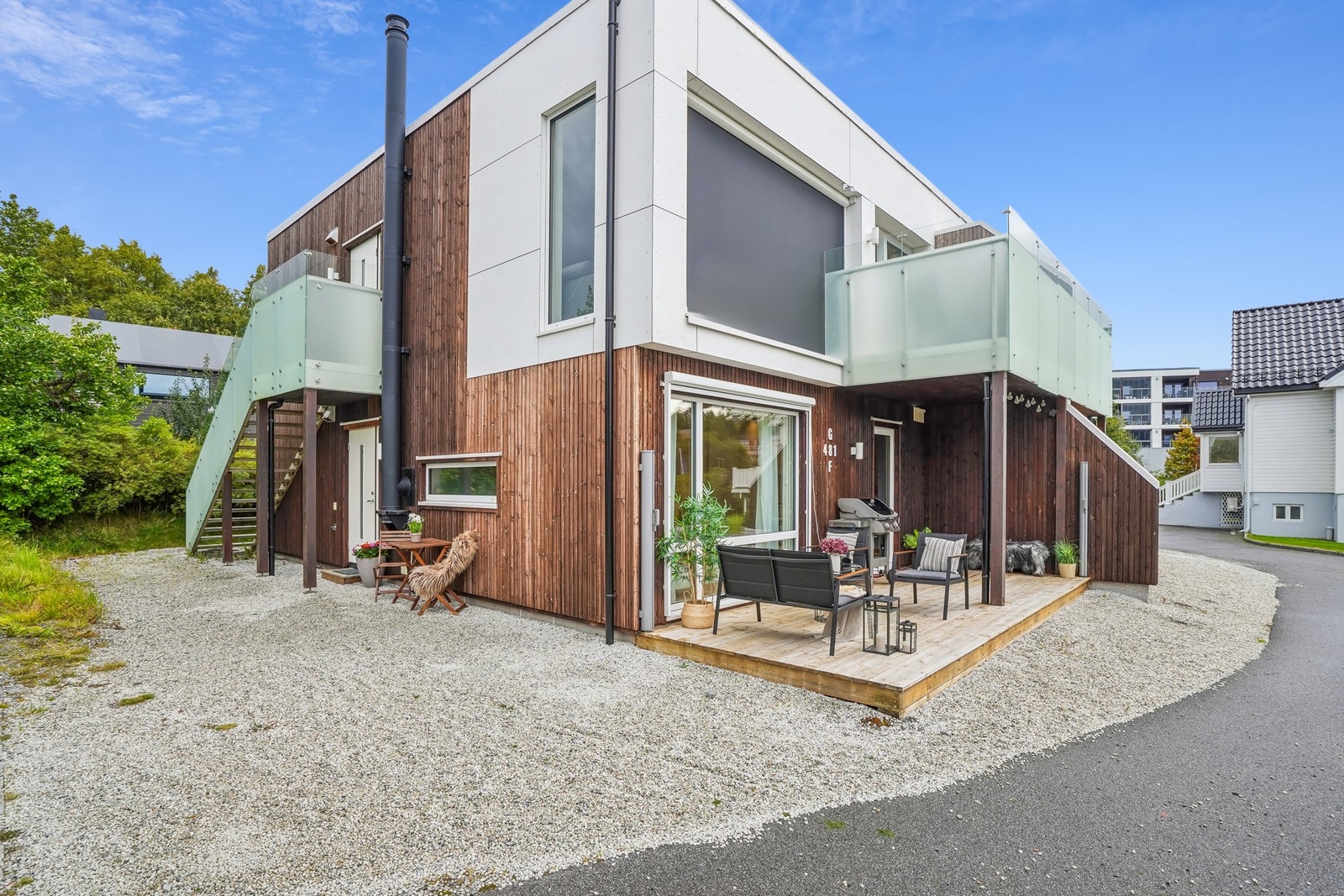 PrivatMegleren presenterer en meget pen og moderne selveierleilighet med biloppstillingsplass i populært boligområde. Galleribilde