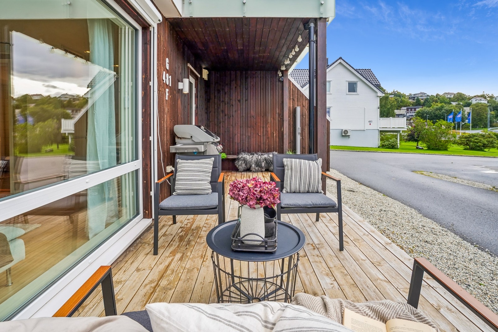 Her nytes morgenkaffen, gode samtaler og lange sommerkvelder. Uttrekkbare levegger gir fleksibel skjerming, mens zip-screen på stuevinduet, montert i 2019, sørger for god solskjerming innendørs. Galleribilde