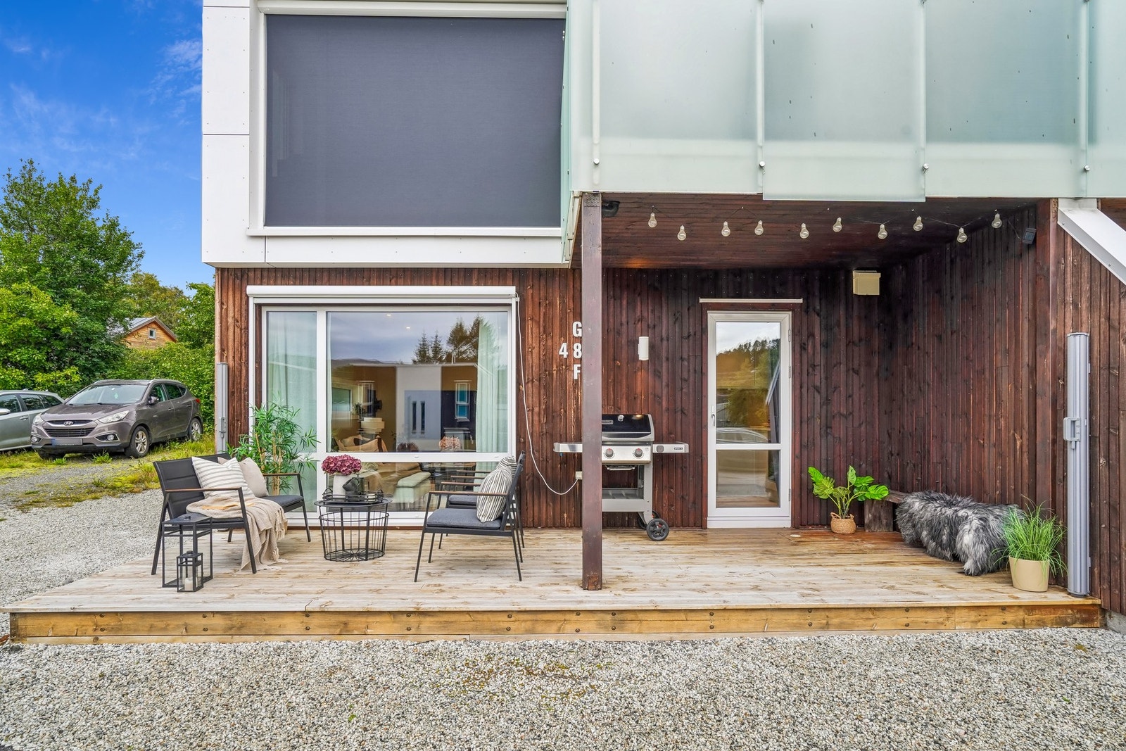 Leiligheten disponerer en egen parkeringsplass på fellestomten, med kort og enkel adkomst til boligen. Galleribilde