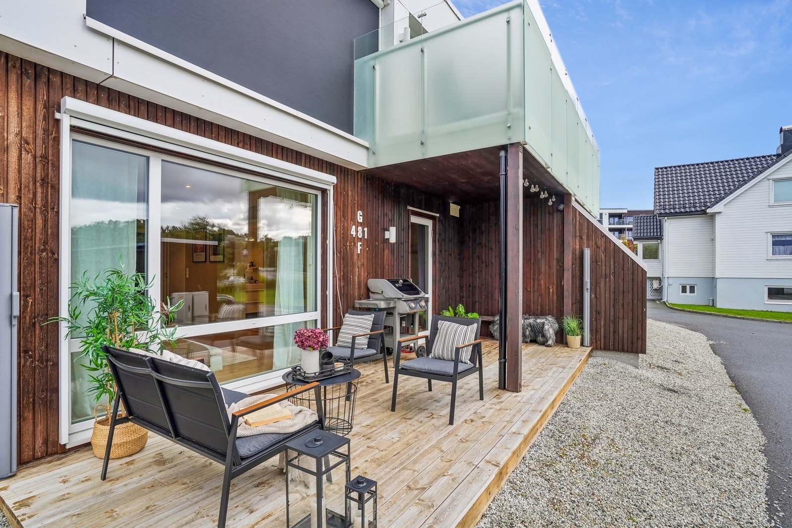 Fra kjøkkenet er det direkte utgang til en sydvendt terrasse på 16 kvm. Terrassen er delvis overbygd og byr på en hyggelig sittegruppe med god plass til både avslapning og grilling. Galleribilde