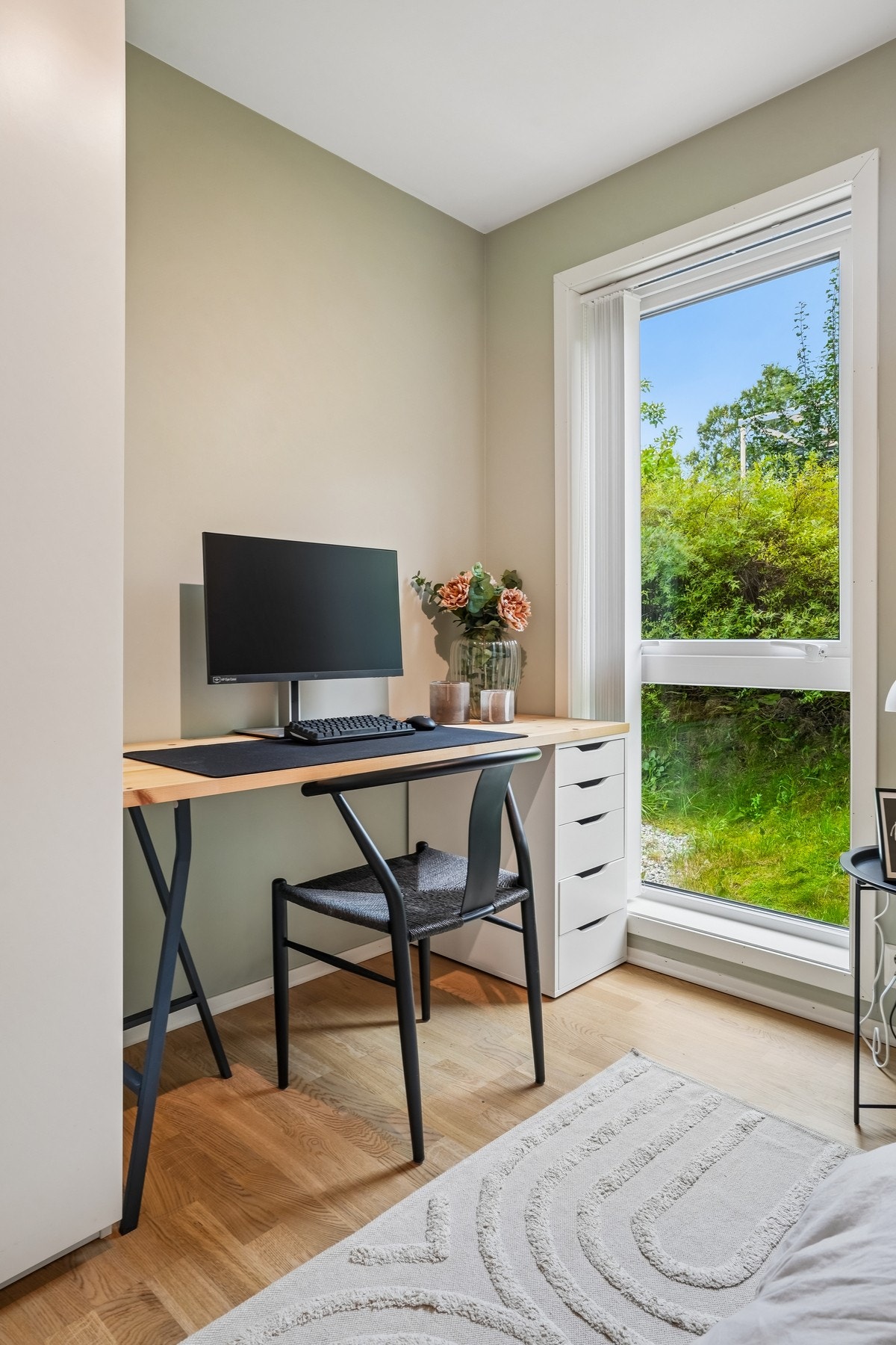 En praktisk kontorplass ved vinduet gir gode rammer for hjemmekontor eller studier. Galleribilde