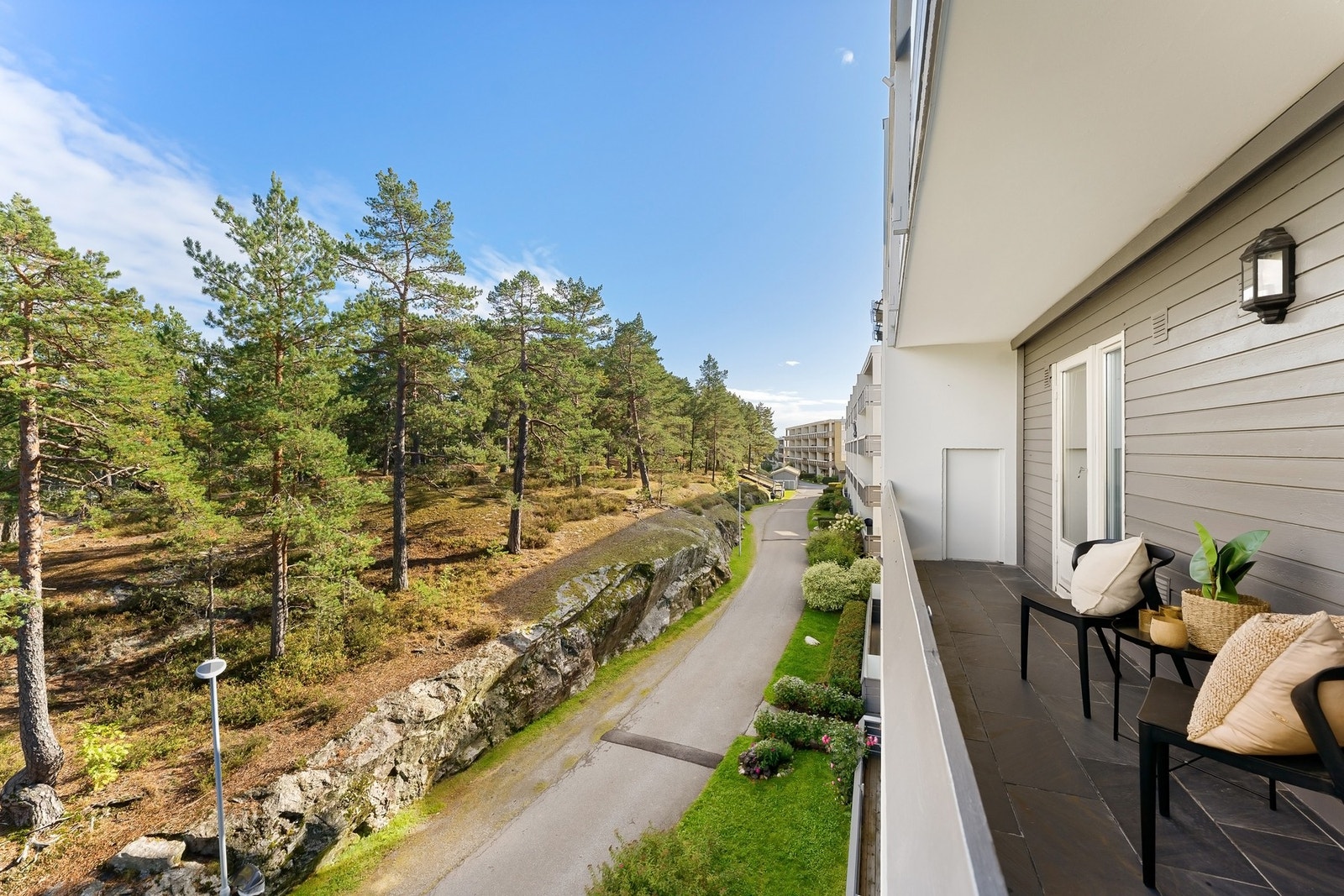 Den østvendte balkongen på ca. 8 kvm har hyggelig utsyn mot skogholt og områdets bilfrie internvei. En fredelig uteplass hvor morgenkaffen kan nytes i grønne omgivelser. Galleribilde