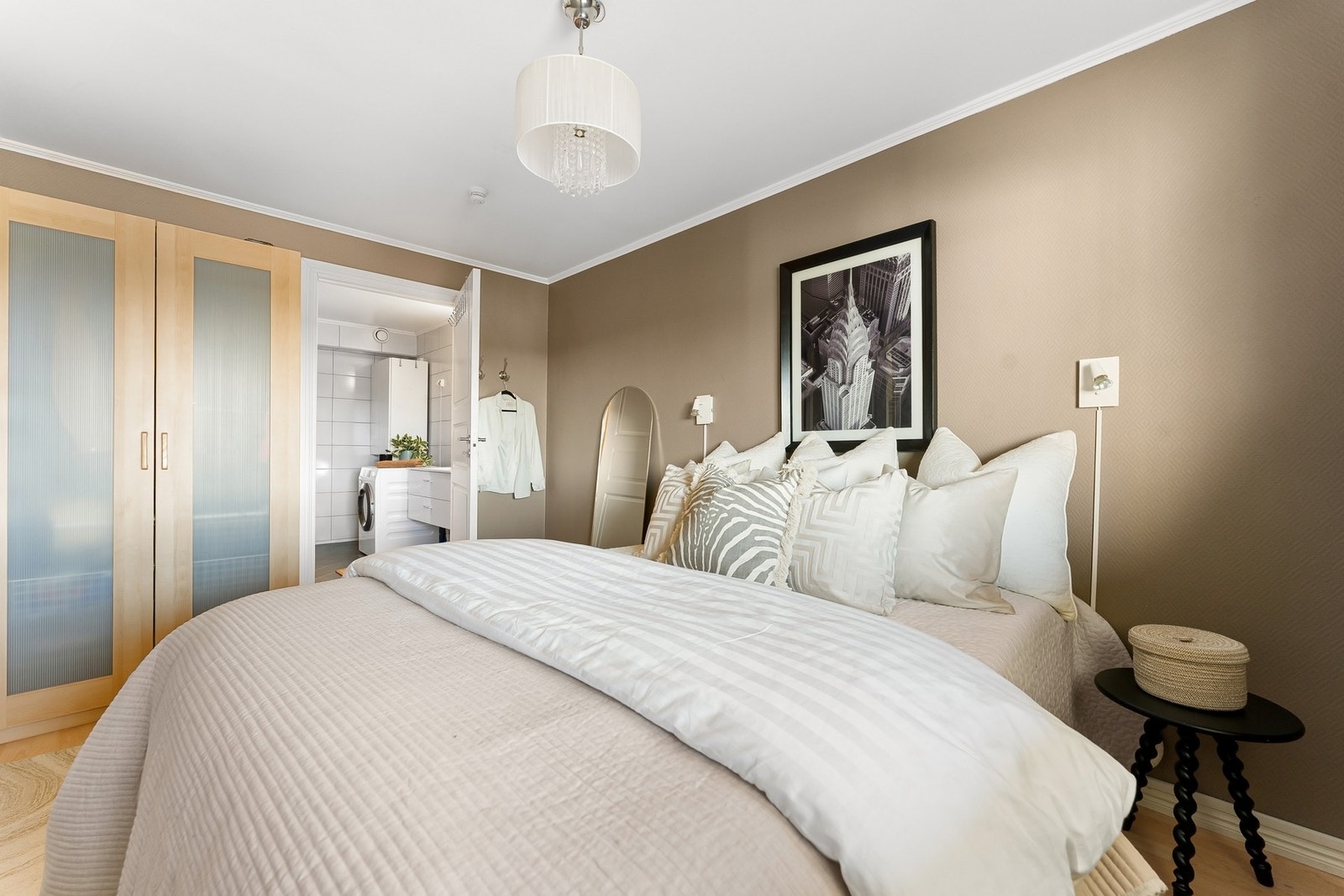 Rommet har adkomst til eget bad/vaskerom med en-suite løsning. Galleribilde