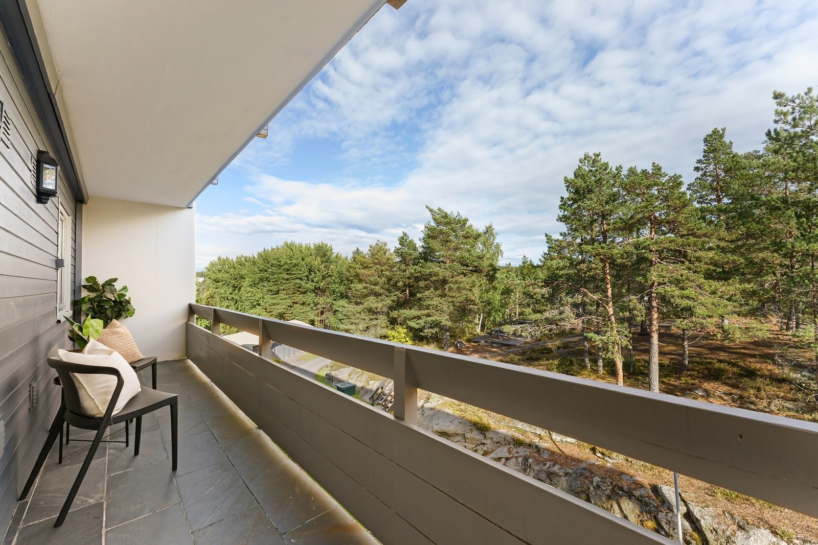 Boligen har to flotte uteplasser på 11,8 og 8m² vendt i hver sin himmelretning. Galleribilde