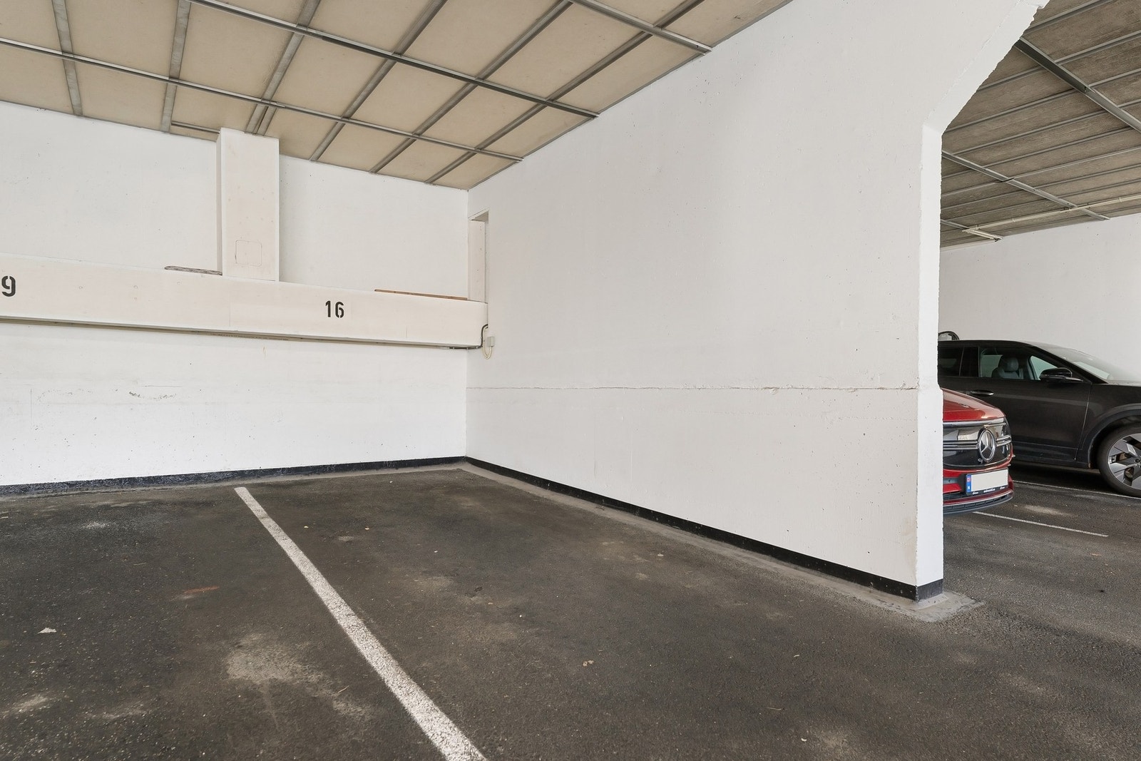 Med boligen medfølger parkeringsplass nr. 16 i felles garasjeanlegg under boligblokken. Galleribilde