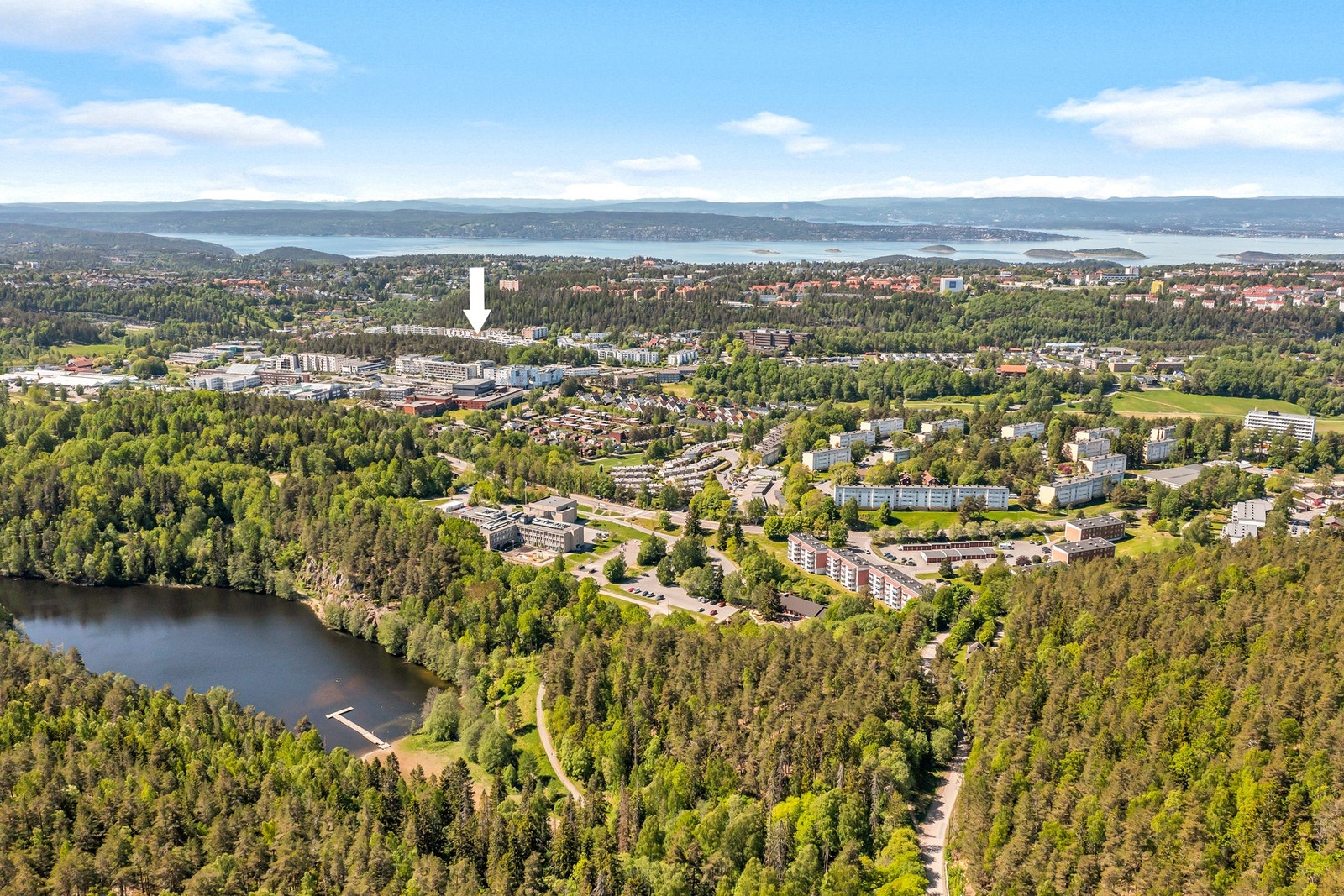 Pilen viser boligens plassering, med hvor kort vei det er til Østmarka. Galleribilde