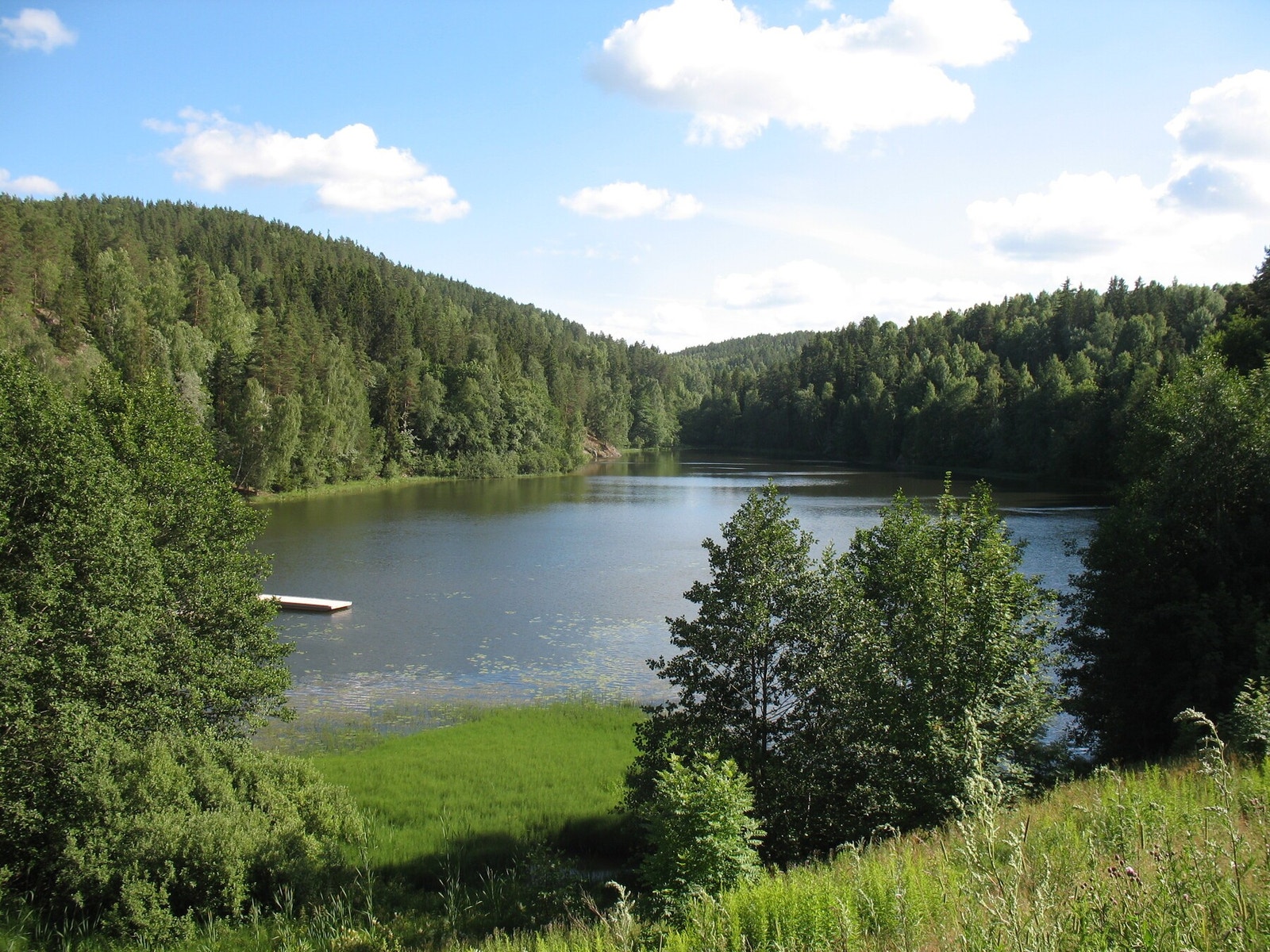 Skraperudtjern på fine muligheter for bading, turer og rekreasjon i naturskjønne omgivelser. Foto: Kjetil Ree / Wikimedia Commons, CC BY-SA 3.0 Galleribilde