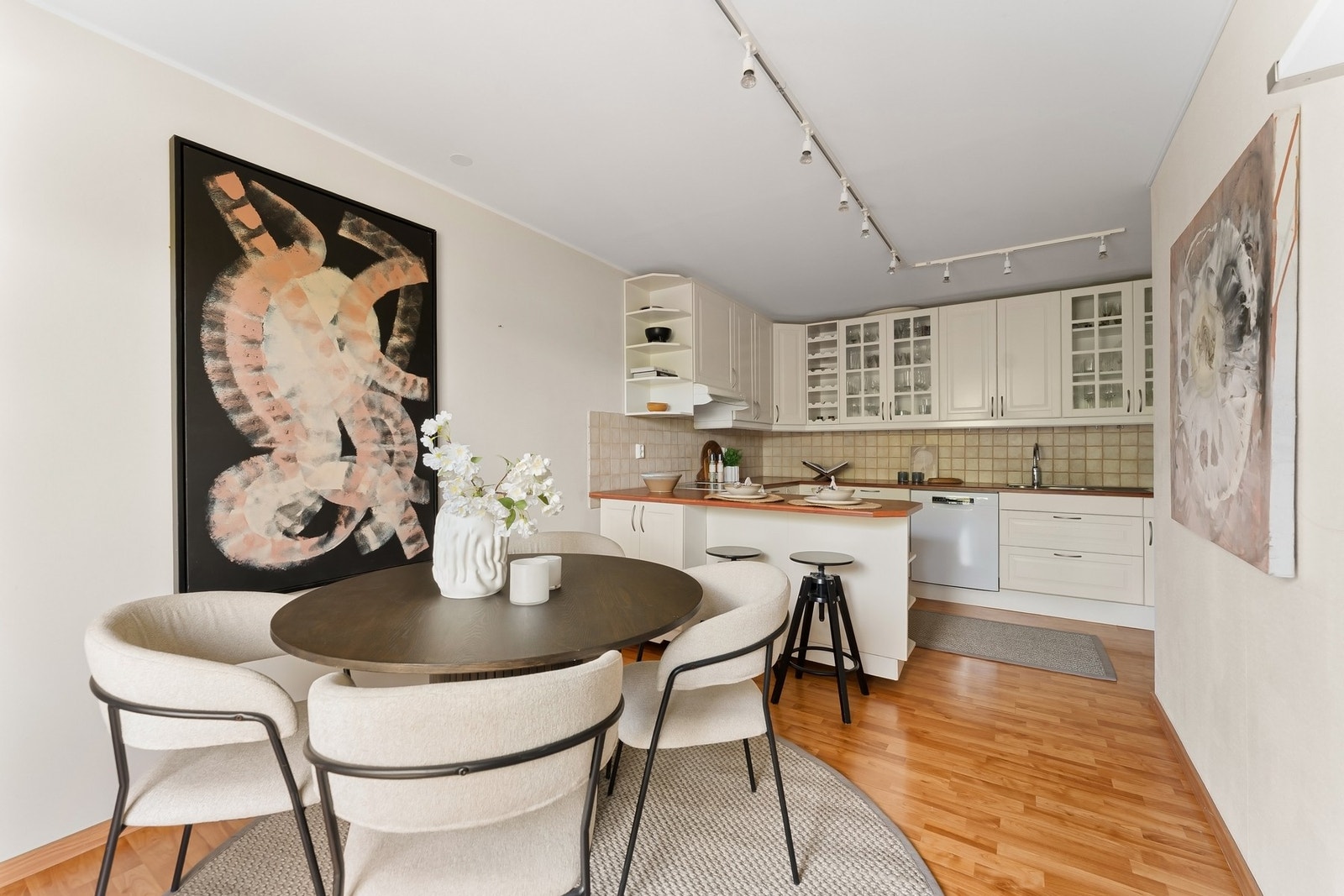 Det romslige kjøkkenet har god plass til spisebord og skaper en hyggelig ramme rundt både hverdagsmåltider og sosiale sammenkomster. Galleribilde