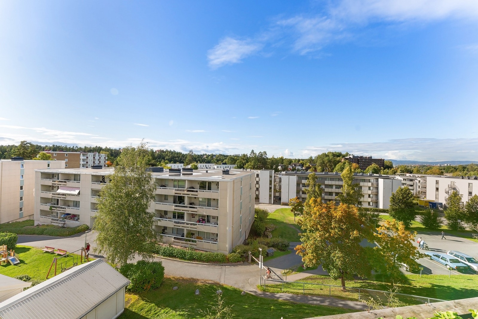 Beliggenheten i 3. etasje gir fritt utsyn og god avstand til nabobebyggelsen. Galleribilde