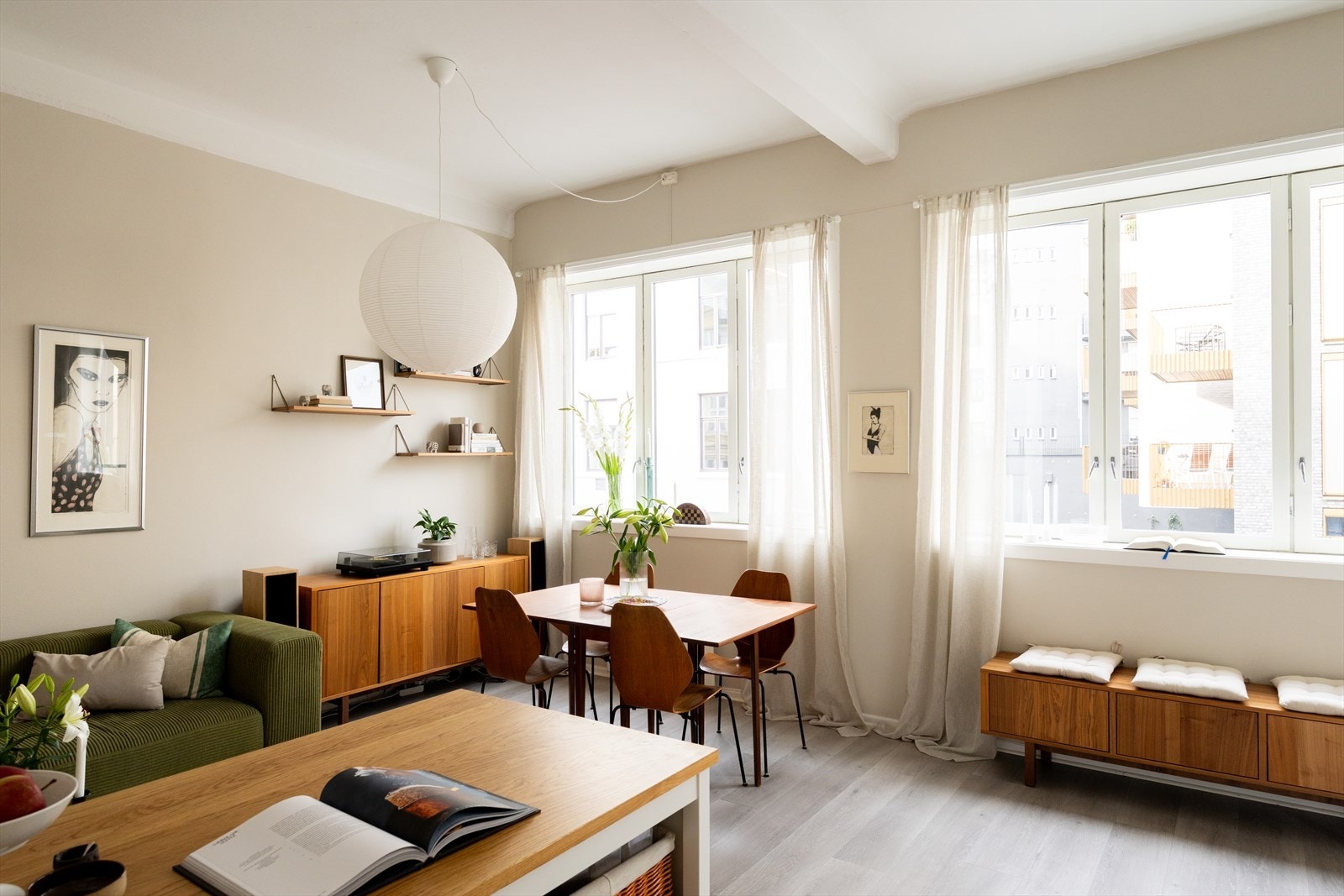 Leiligheten består av store vindusflater som slipper inn rikelig med naturlig dagslys. Galleribilde