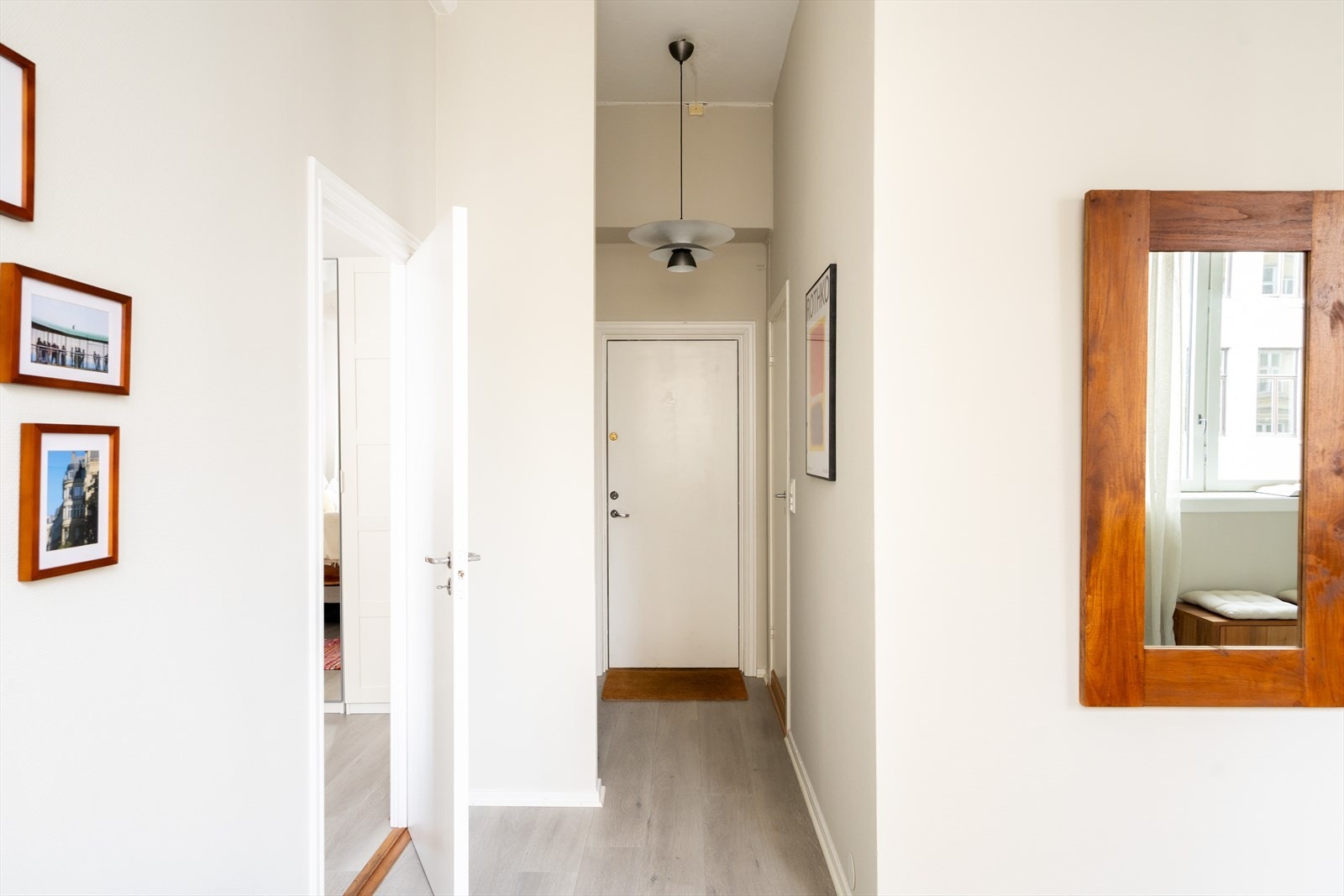 Entréen gir et lyst og innbydende førsteinntrykk av boligen. Galleribilde
