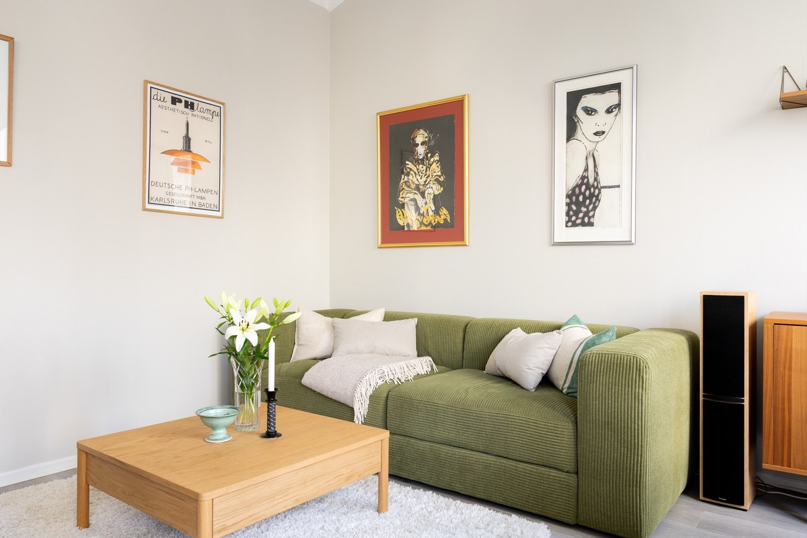 Stuen har laminatgulv og vegger malt i lyse, behagelige fargetoner. Galleribilde