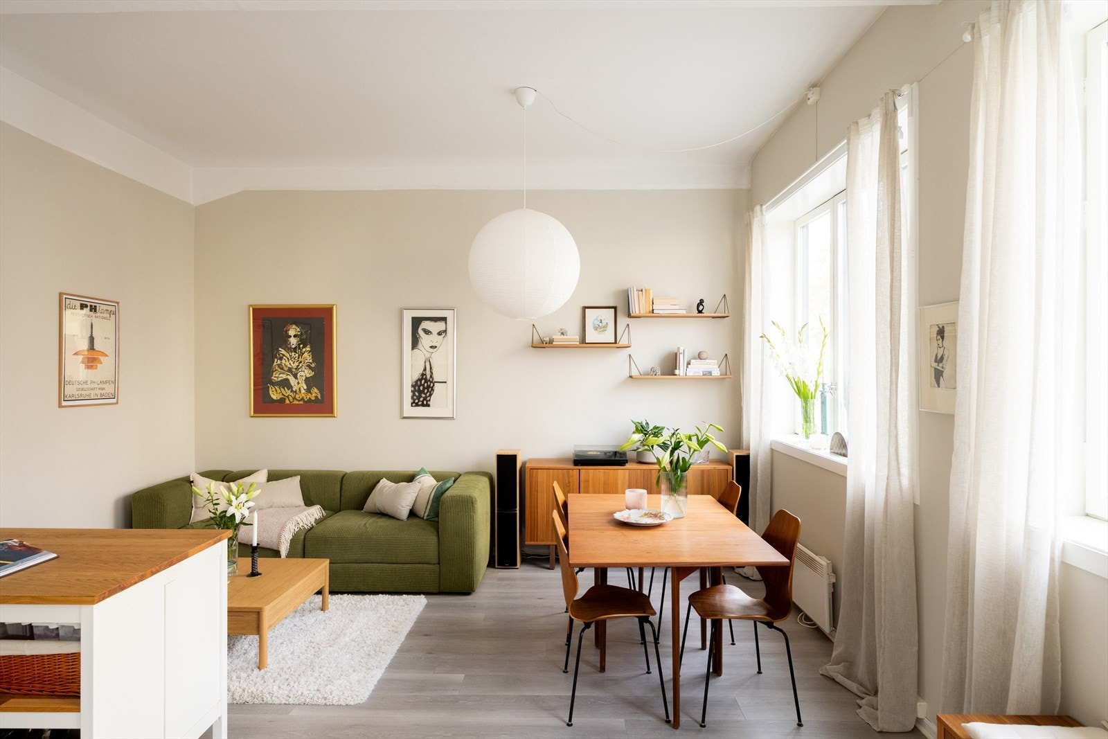 Stuen har en åpen og luftig atmosfære, med en imponerende takhøyde på ca. 3,3 meter. Galleribilde