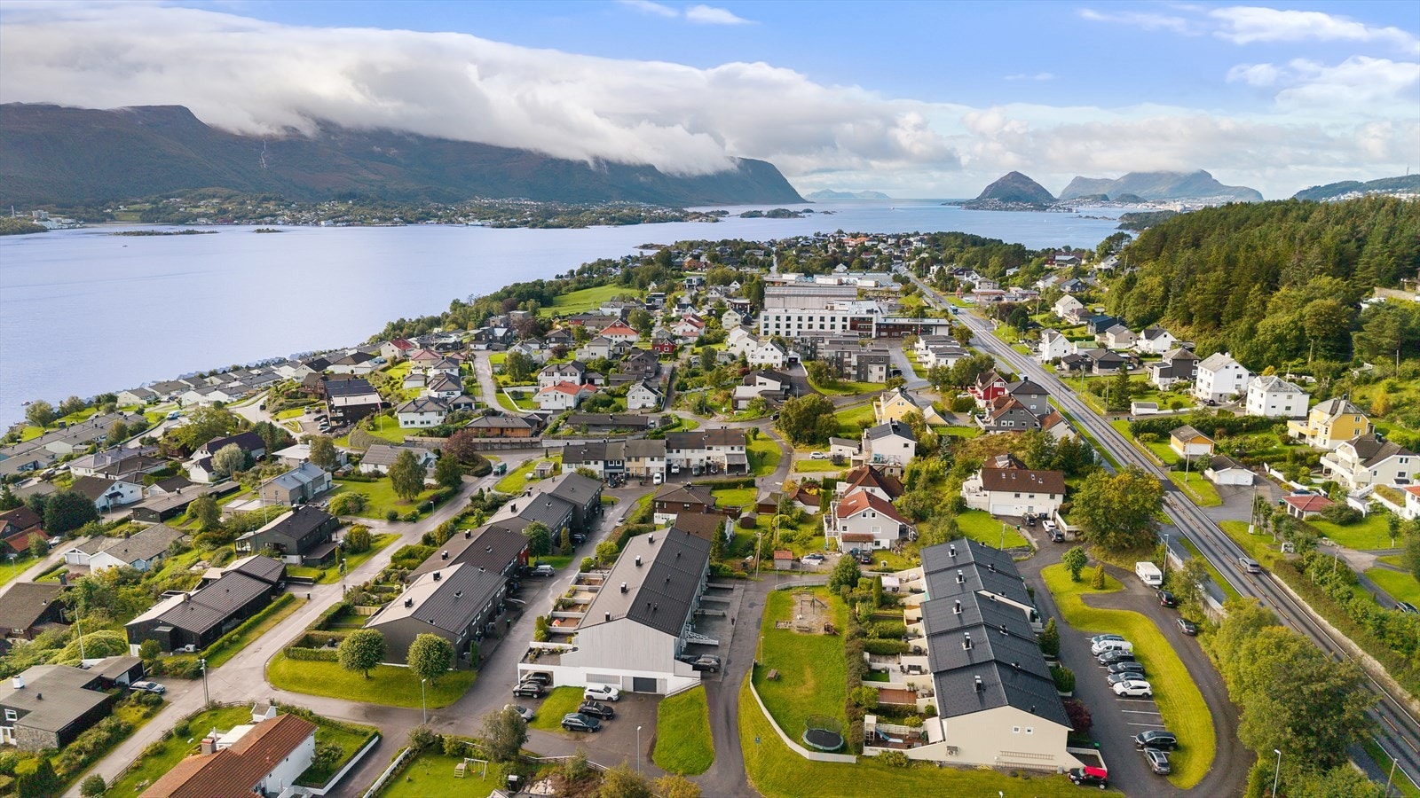 Kort avstand til Hatlane skole, barnehager, lekeplasser og grøntområder. Galleribilde