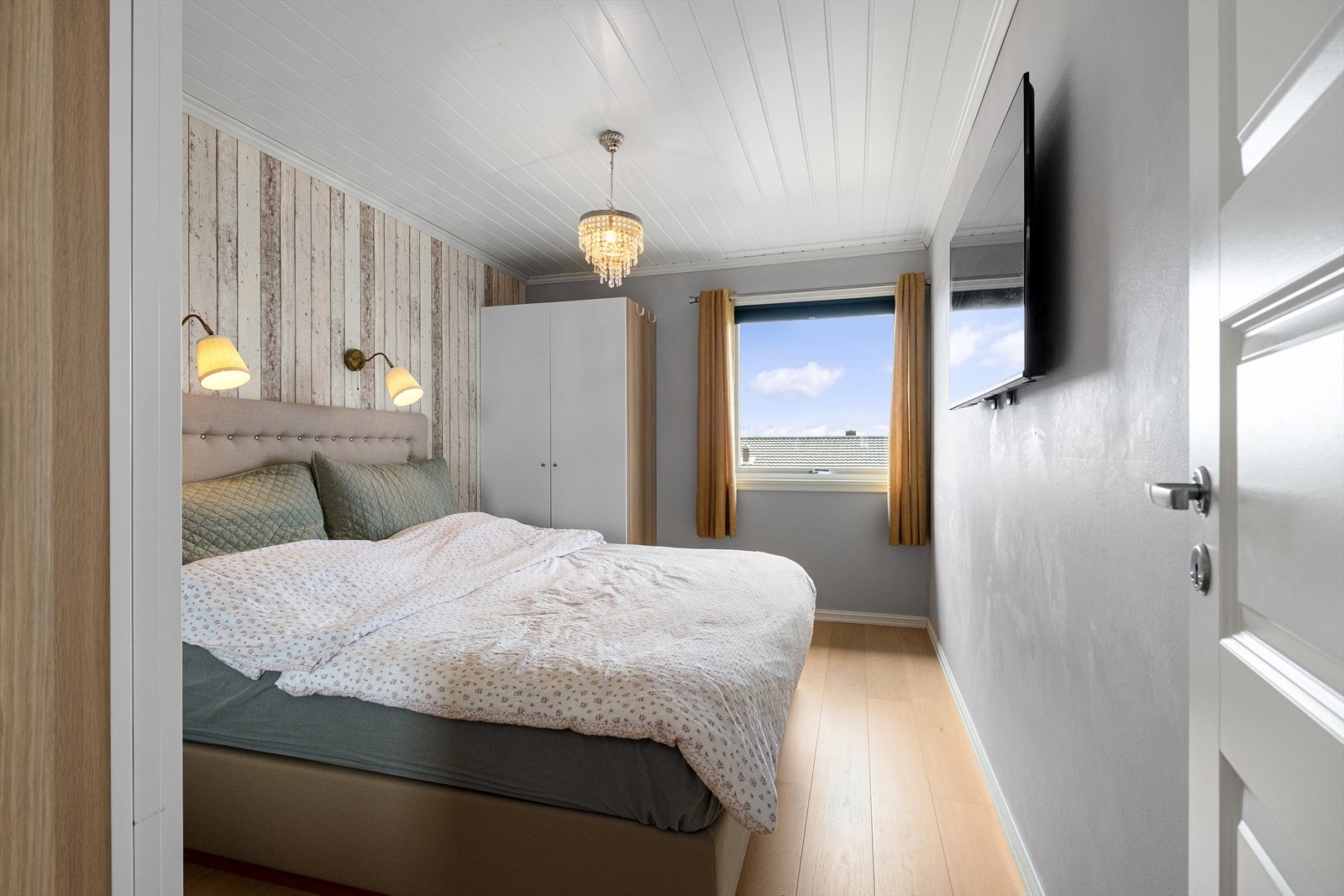 Romslig hovedsoverom med garderobeskap. Galleribilde