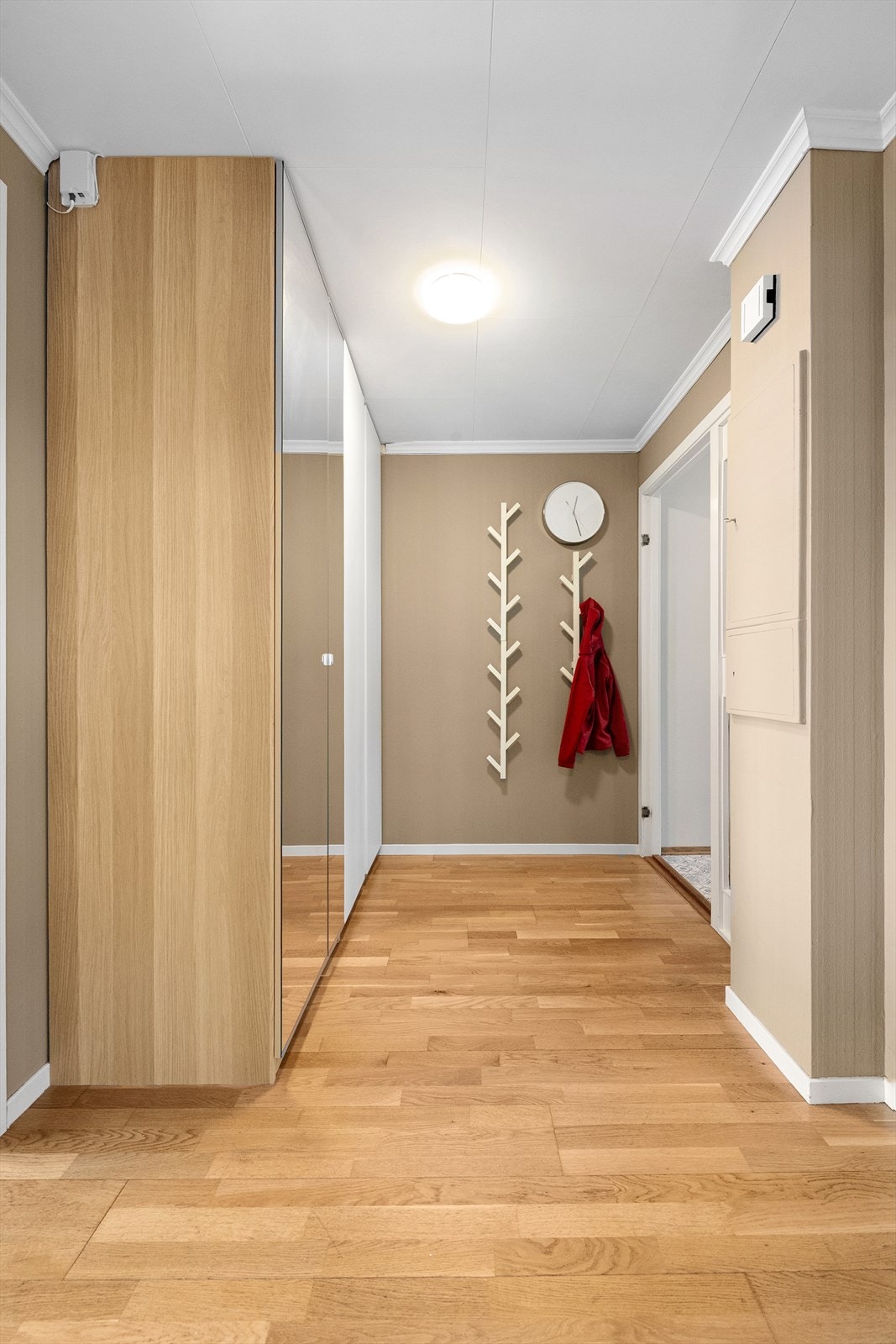 Gangen er utstyrt med stort garderobeskap. Galleribilde