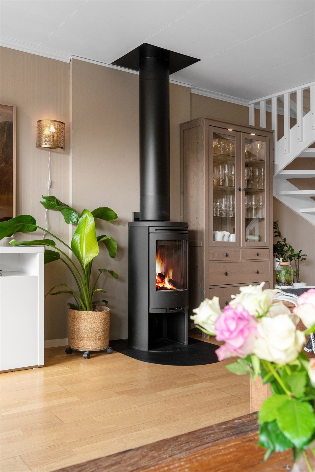 Ildstedet var nytt i 2010, og det ble satt inn ny stålpipe med ventilering i 2022. Galleribilde