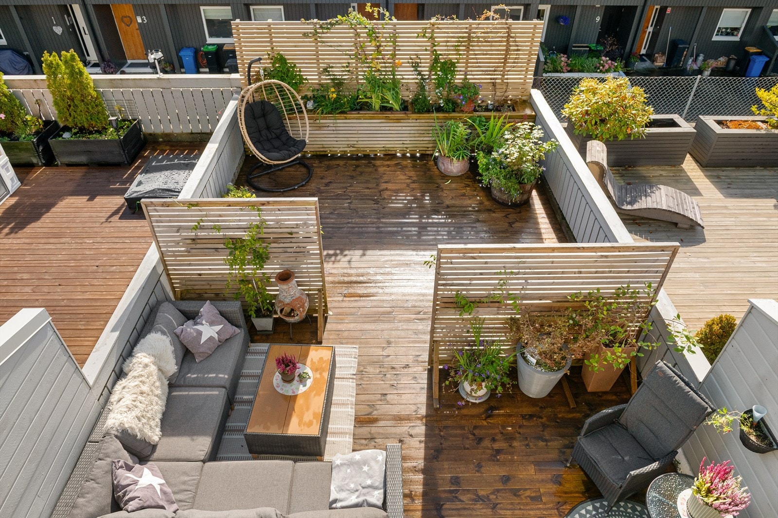 Treplattingen mot sør er oppgitt til ca. 40 m² og gir et herlig uteareal til boligen. Galleribilde