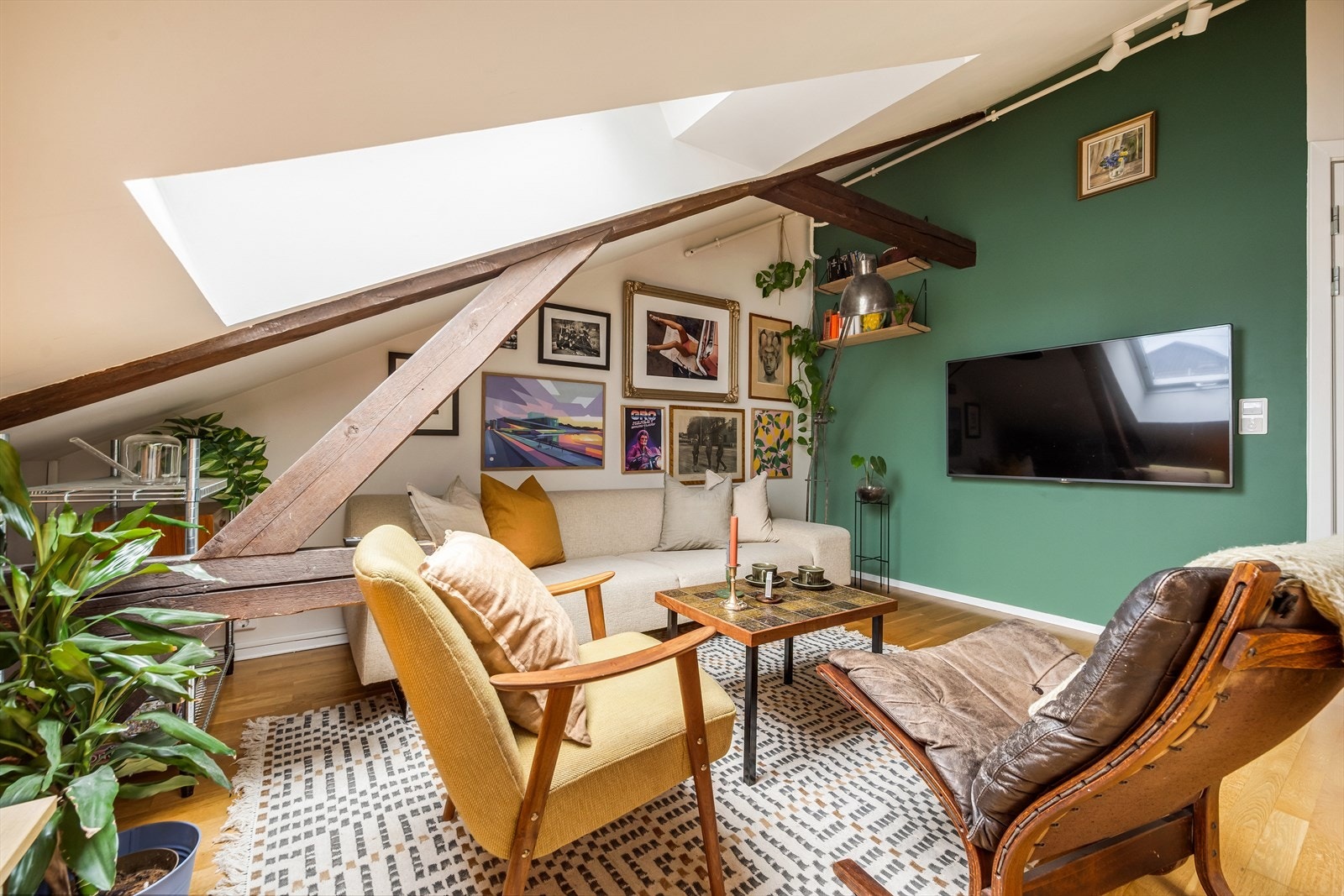 Det er god plass til stor sofagruppe med tilhørende sofabord og tv-benk. Galleribilde