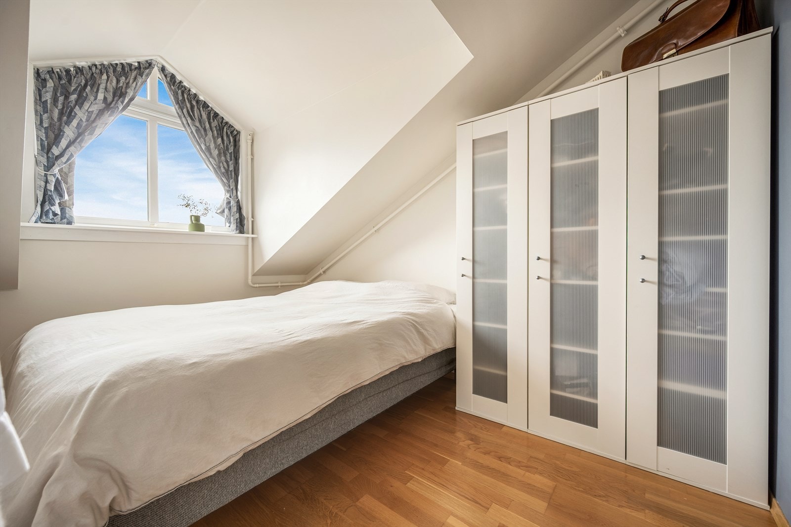 Rommet har plass til seng, skrivepult og skap/kommode. Galleribilde