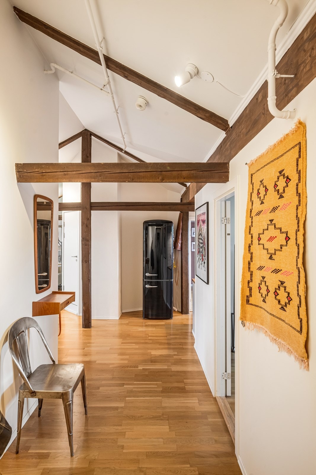 I entréen er det plass til knagger og skohylle for oppbevaring av yttertøy. Galleribilde