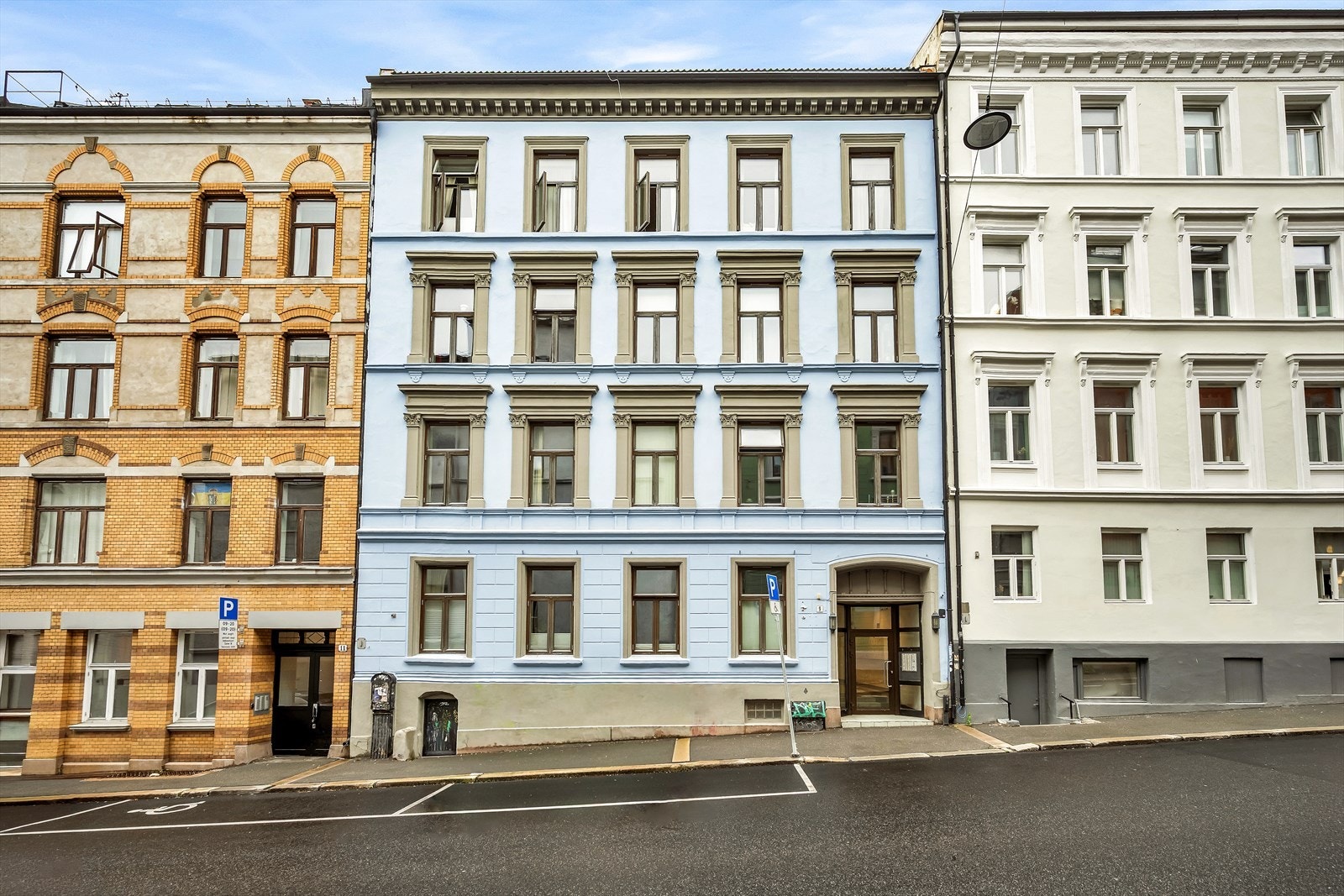 Her bor man midt i Tullin-området, med kule restauranter, barer og byliv rett utenfor døren - samtidig som dette ikke er til sjenanse for leiligheten. Galleribilde