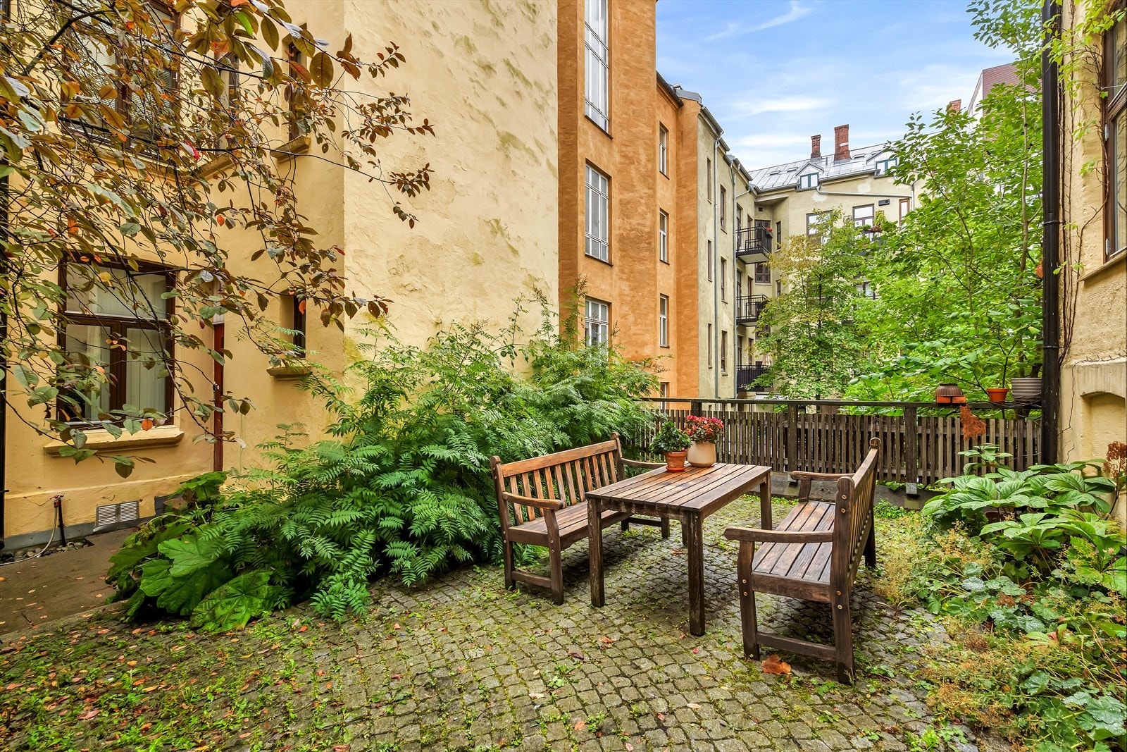 Idyllisk, parklignende bakgård med flere soner. Galleribilde